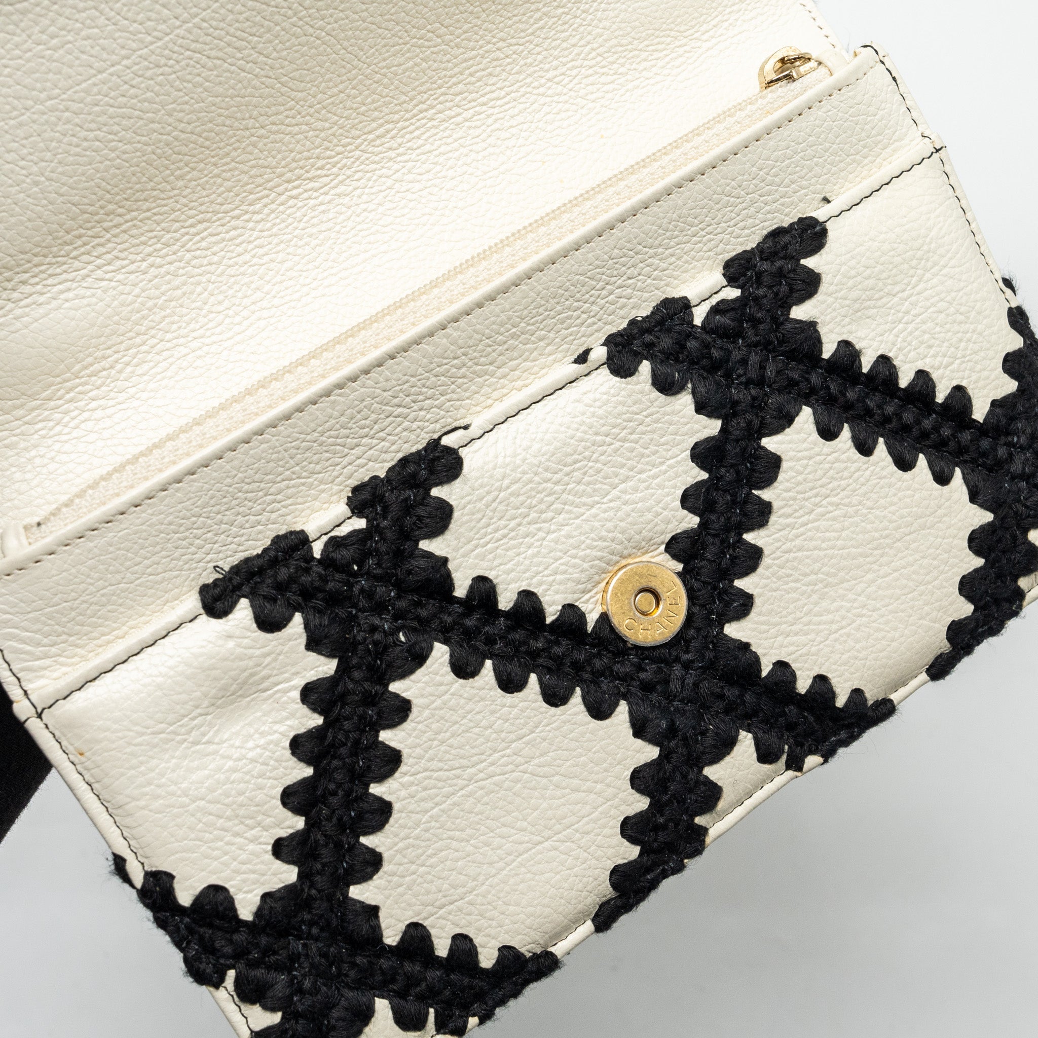 CHANEL 19 WALLET ON CHAIN FABRIC/CALFSKIN WHITE/BLACK MULTICOLOUR HARDWARE