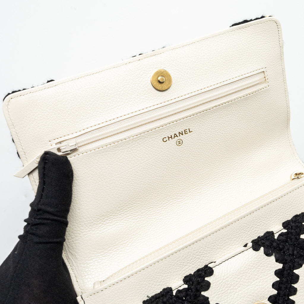 CHANEL 19 WALLET ON CHAIN FABRIC/CALFSKIN WHITE/BLACK MULTICOLOUR HARDWARE