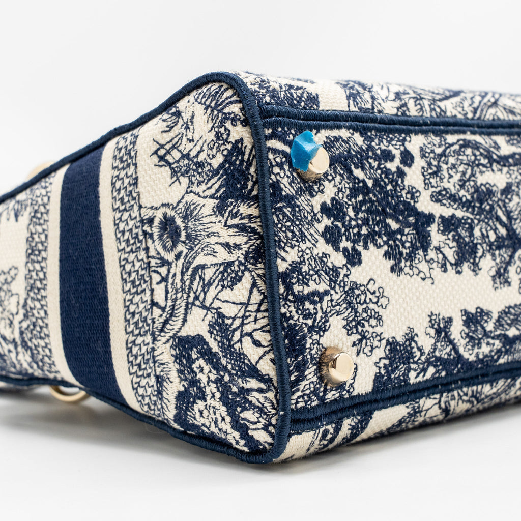 DIOR MEDIUM LADY D-LITE BAG TOILE DE JOUY EMBROIDERY BLUE LGHW