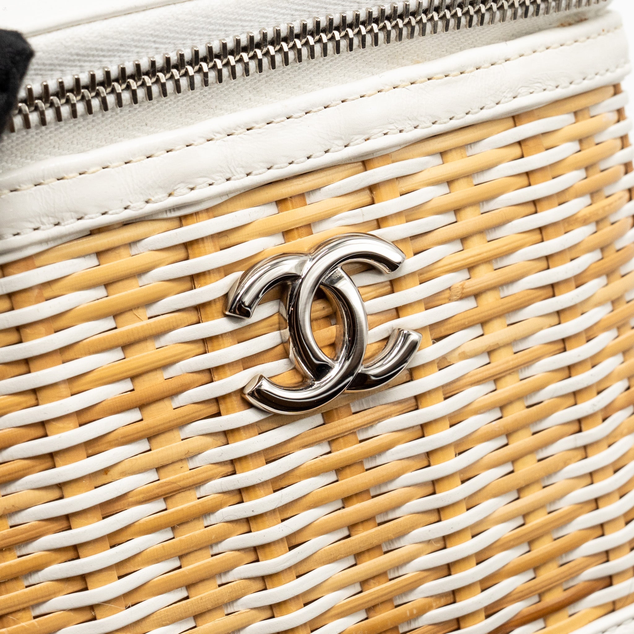 CHANEL TOP HANDLE VANITY CASE BAG CALFSKIN/RAFFIA WHITE SHW