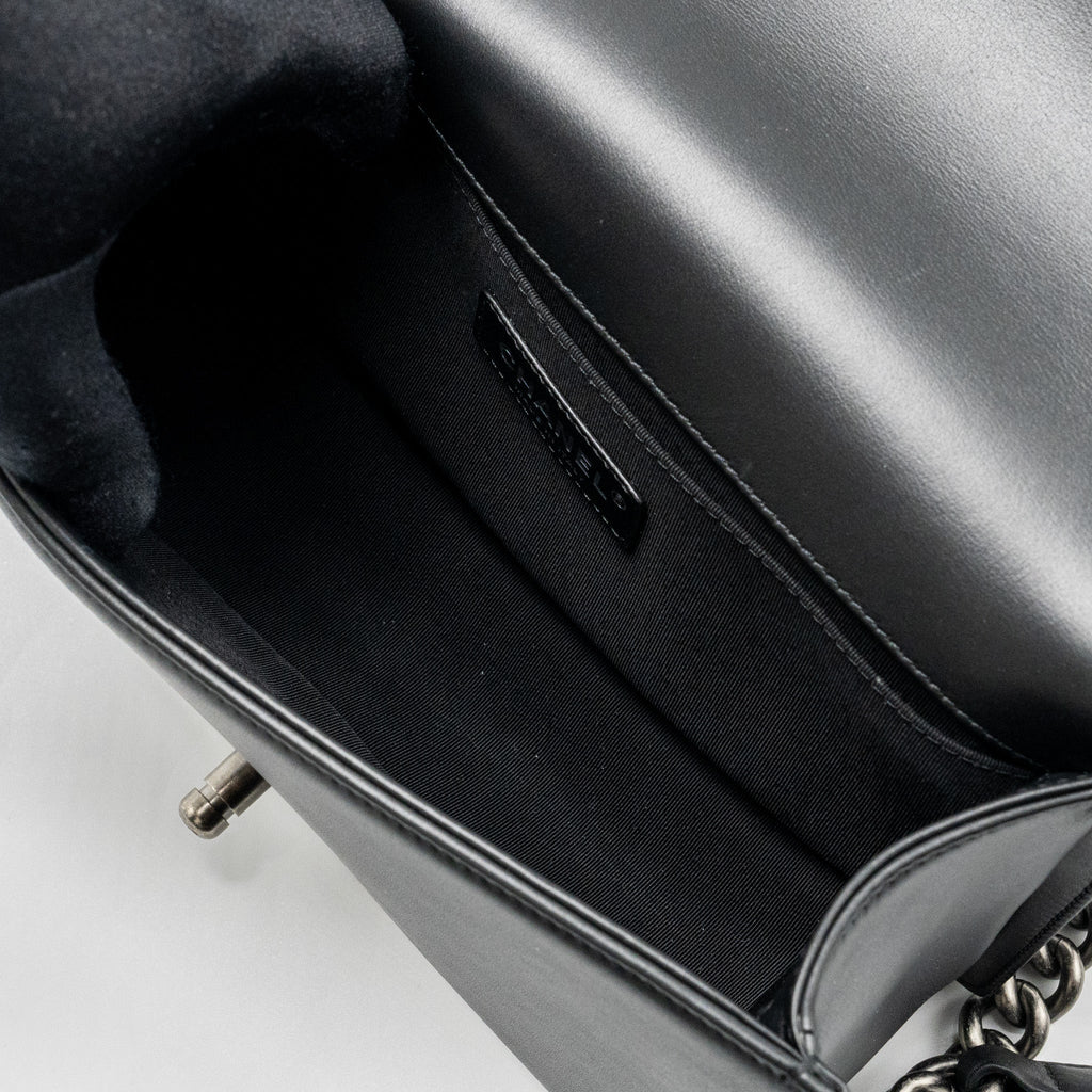 CHANEL MEDIUM BOY BAG CALFSKIN BLACK RUTHENIUM HARDWARE