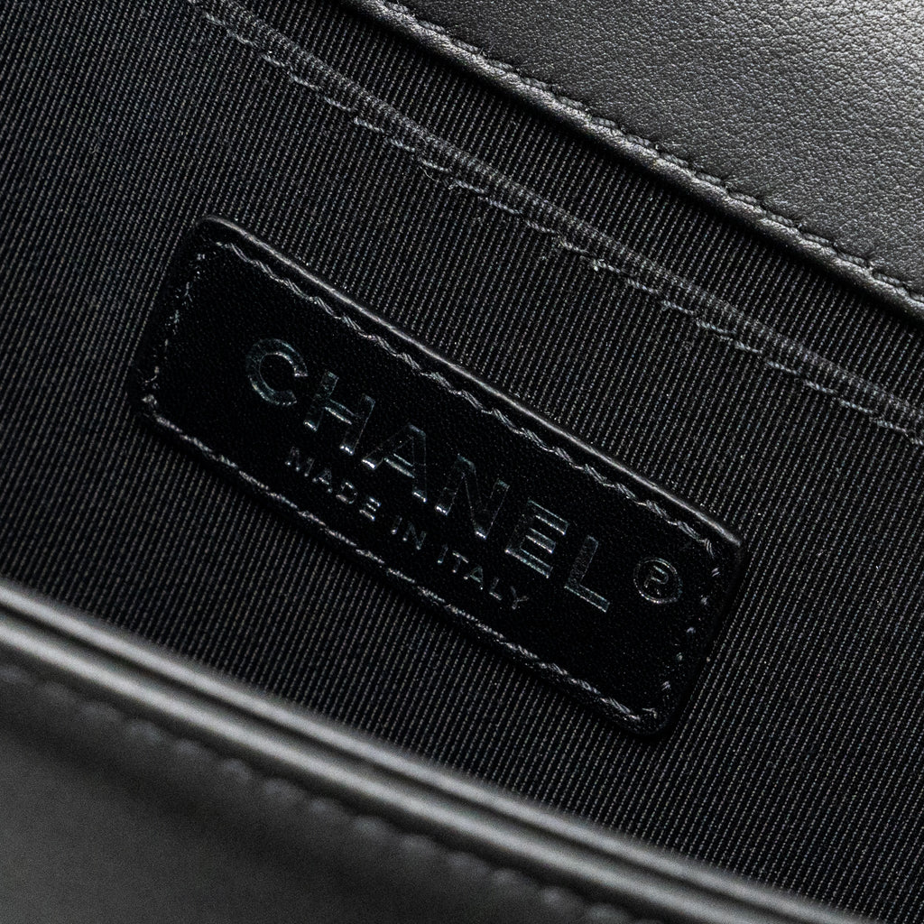 CHANEL MEDIUM BOY BAG CALFSKIN BLACK RUTHENIUM HARDWARE
