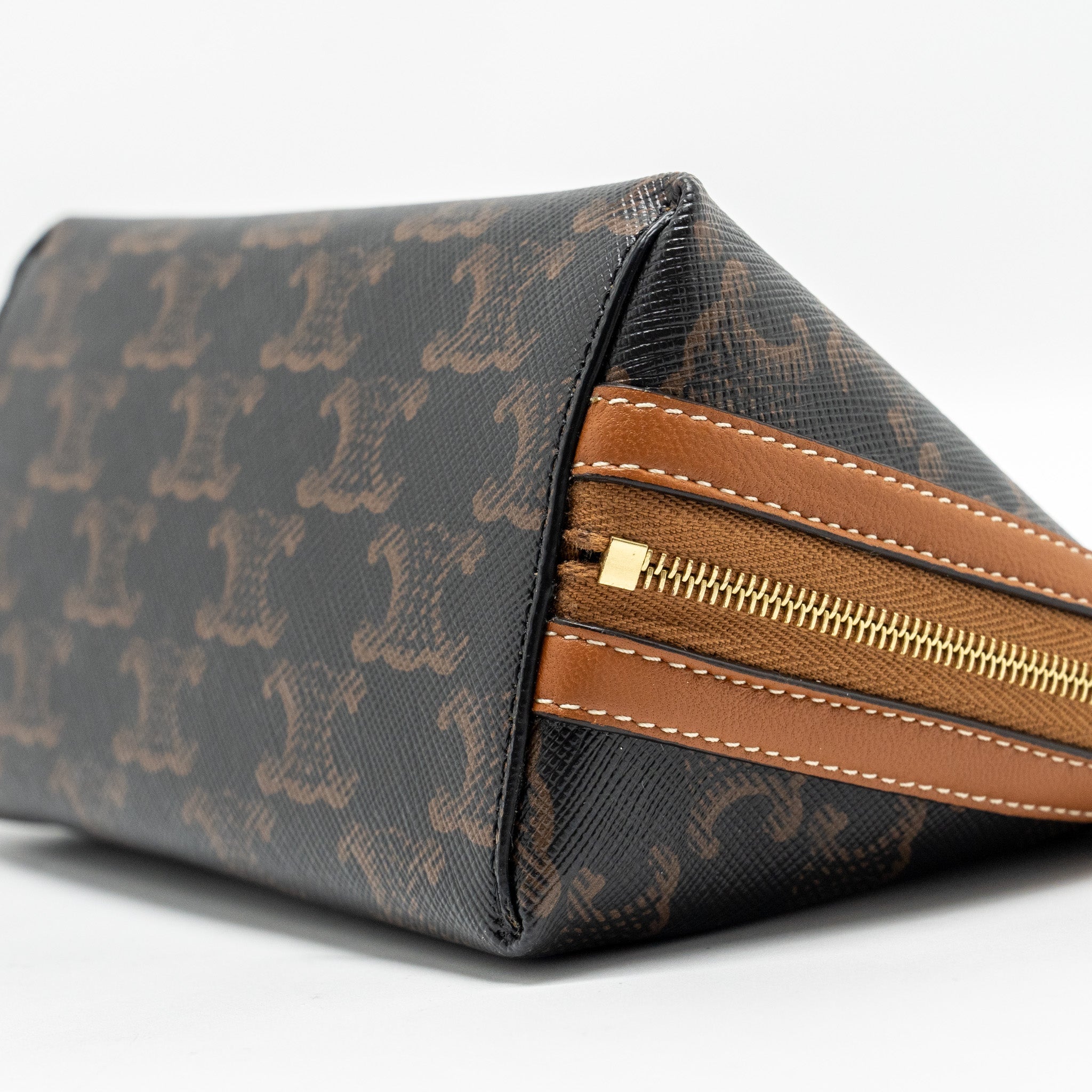 CELINE CLUTCH WITH CHAIN IN TRIOMPHE CANVAS / LAMBSKIN TAN GHW