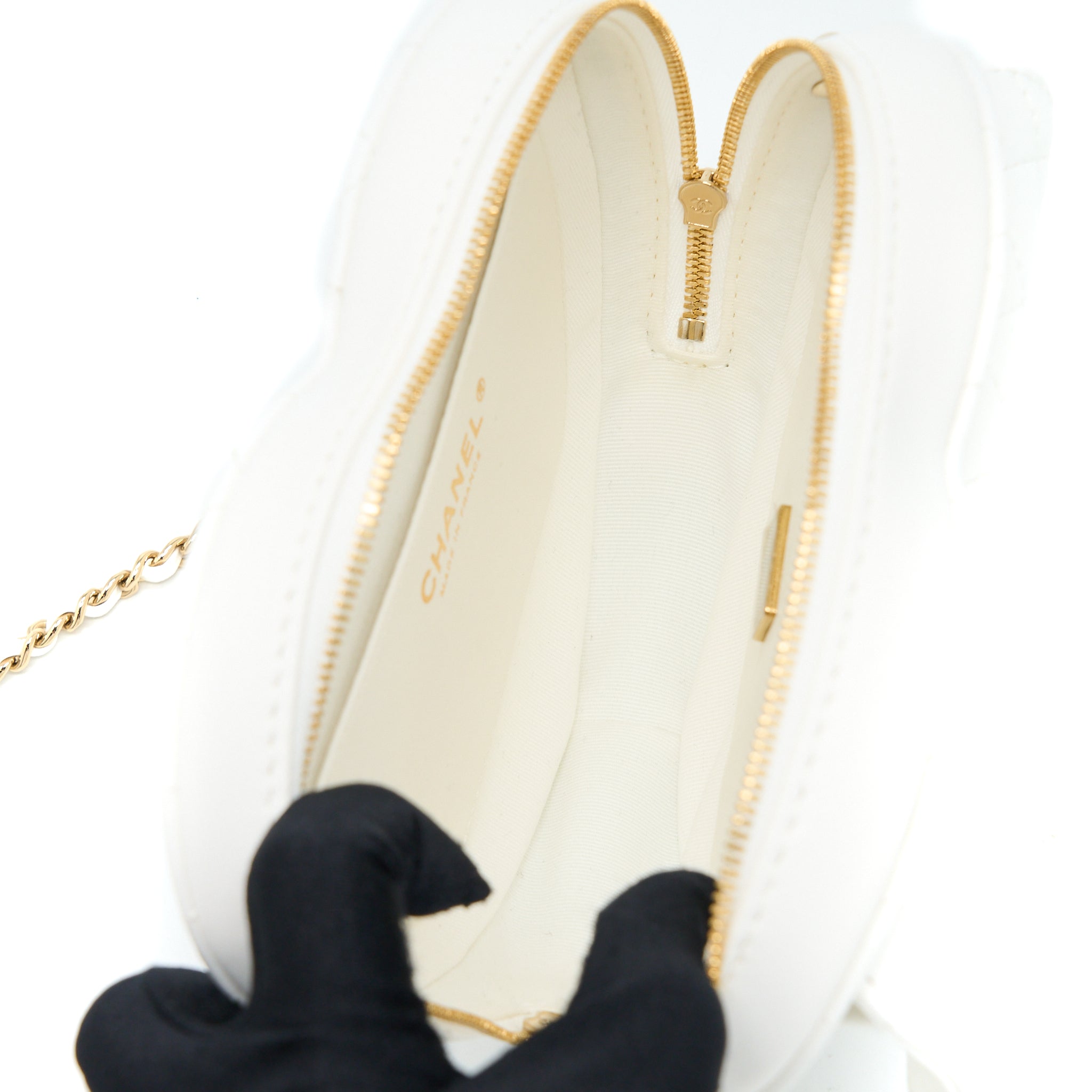 CHANEL 22S HEART BAG LAMBSKIN WHITE LGHW (MICROCHIP)