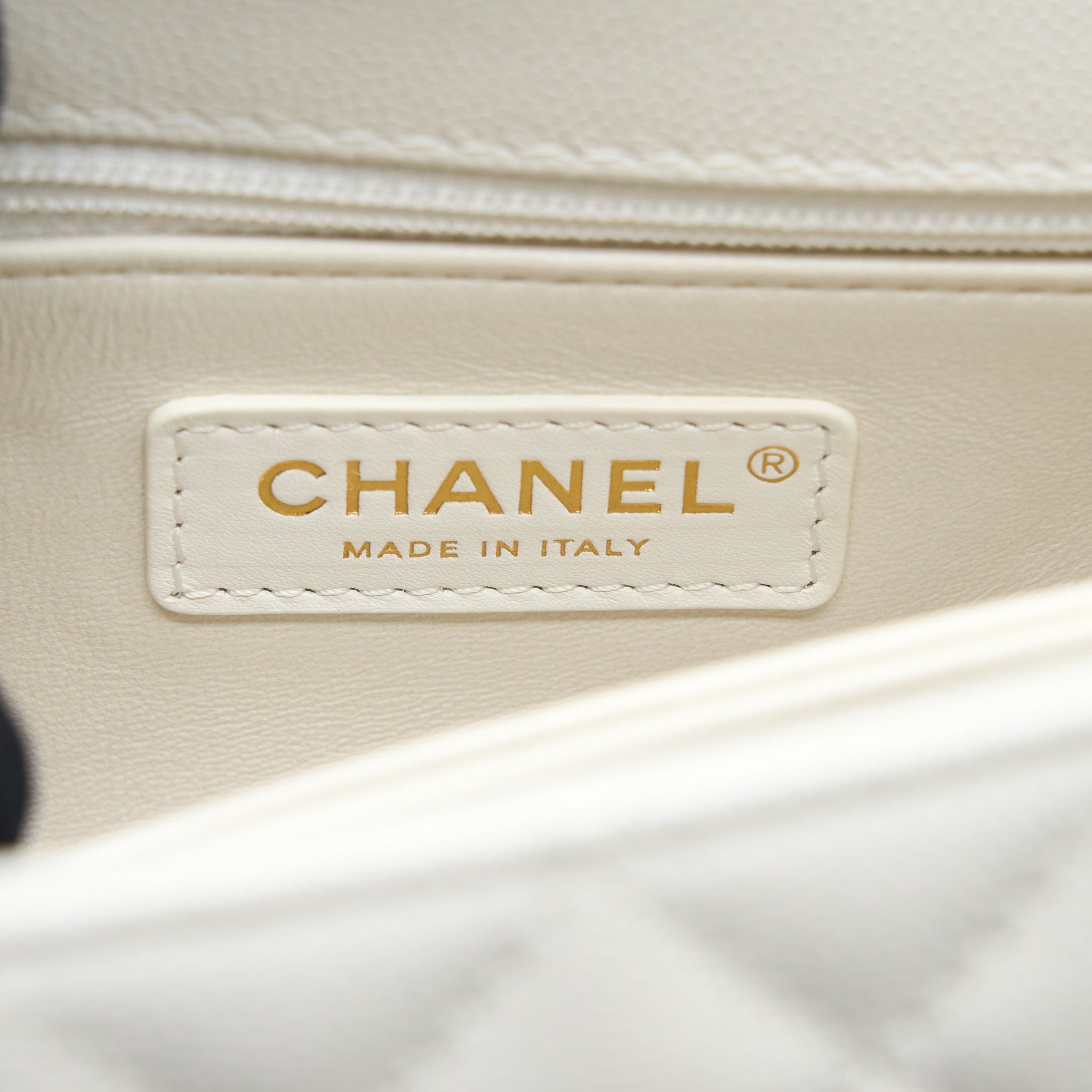 CHANEL SMALL COCO HANDLE CAVIAR WHITE LGHW (MICROCHIP)