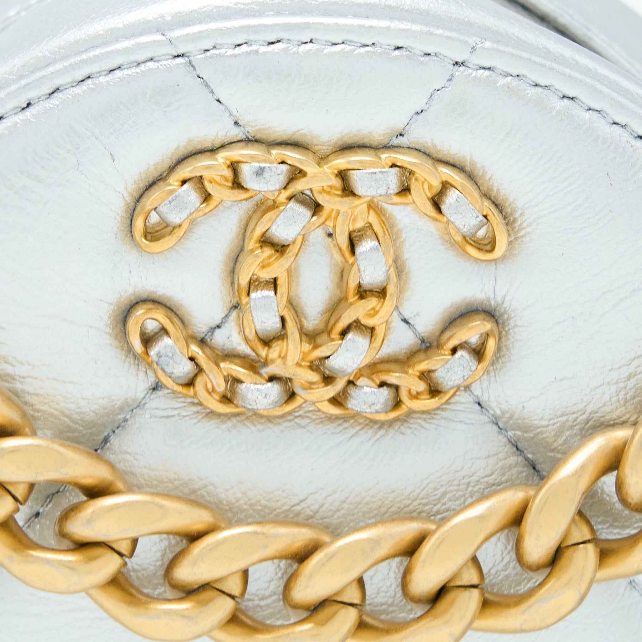 CHANEL 19 ROUND CLUTCH WITH CHAIN GOATSKIN SILVER MULTICOLOUR HARDWARE