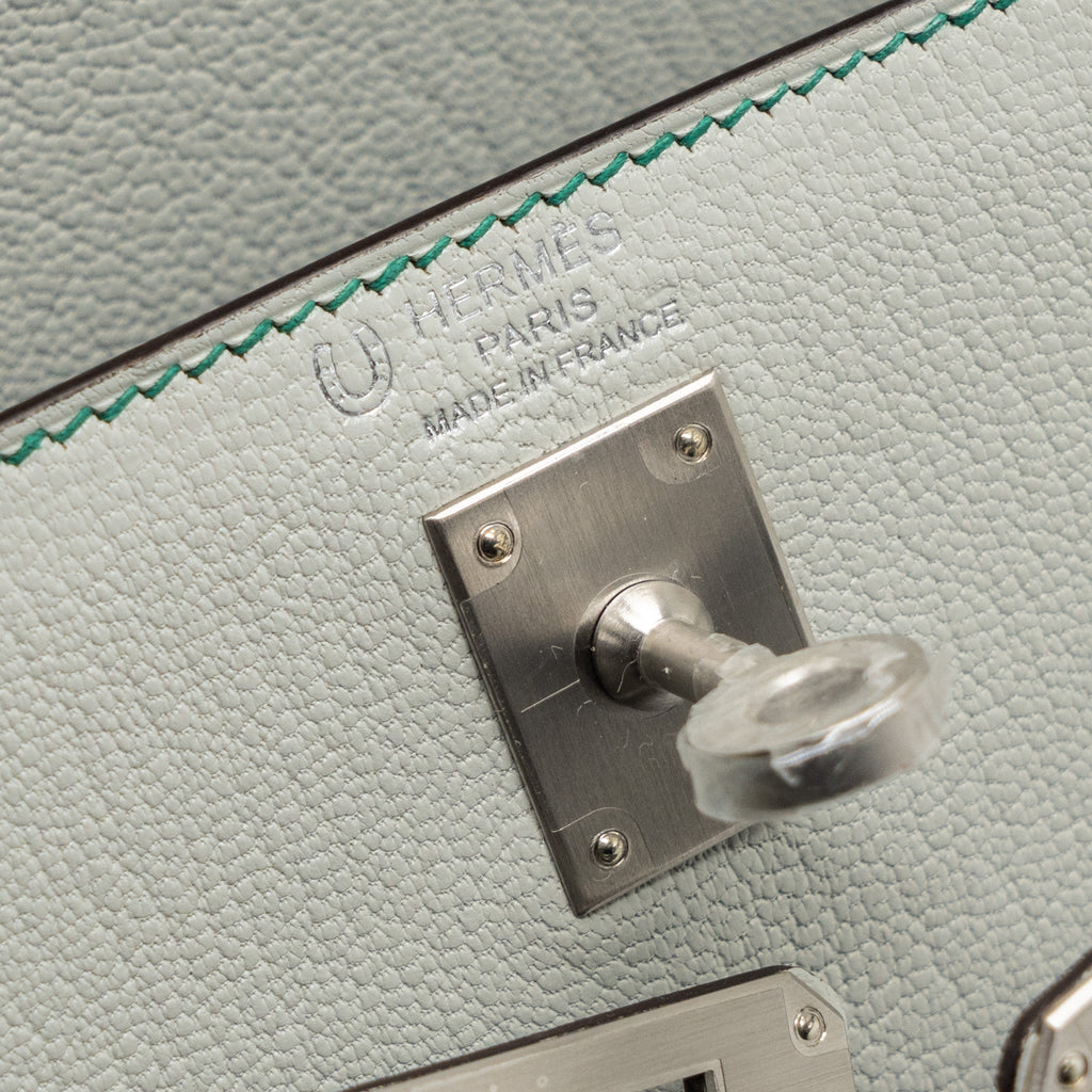HERMES KELLY 25 CHEVRE MYSORE LEATHER GRIS PERLE / MALACHITE / VERT EMERAUDE BRUSHED SHW
