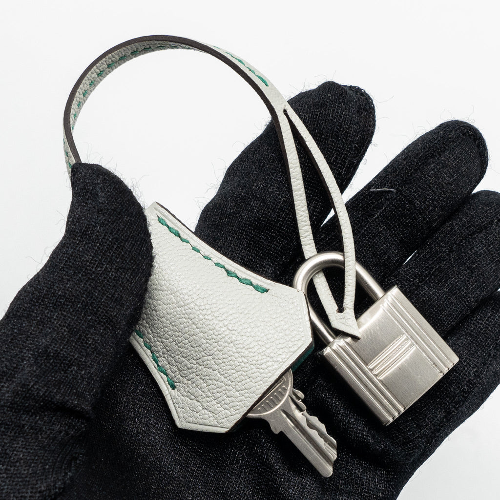 HERMES KELLY 25 CHEVRE MYSORE LEATHER GRIS PERLE / MALACHITE / VERT EMERAUDE BRUSHED SHW