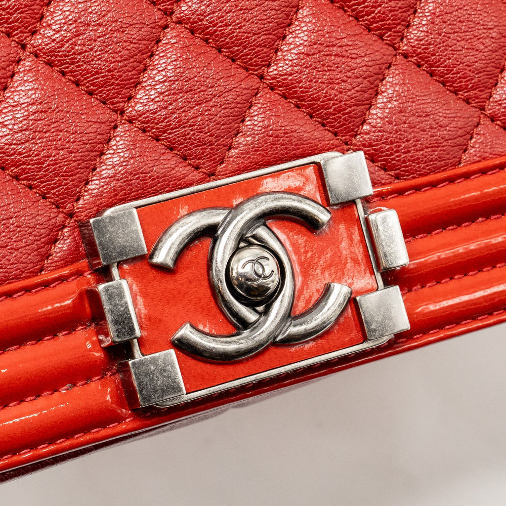 CHANEL MEDIUM BOY BAG CALFSKIN/PATENT RED RUTHENIUM SILVER HARDWARE