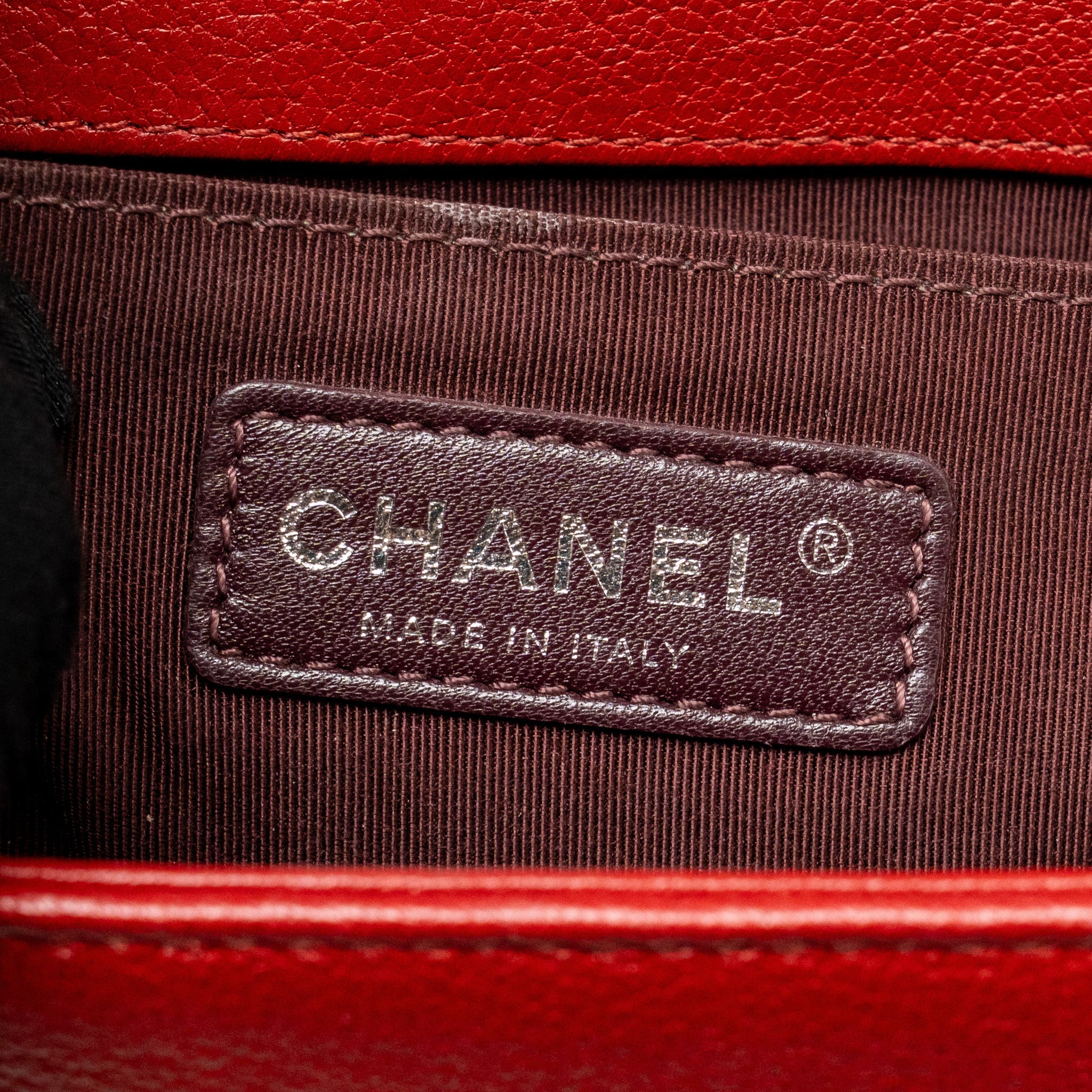 CHANEL MEDIUM BOY BAG CALFSKIN/PATENT RED RUTHENIUM SILVER HARDWARE