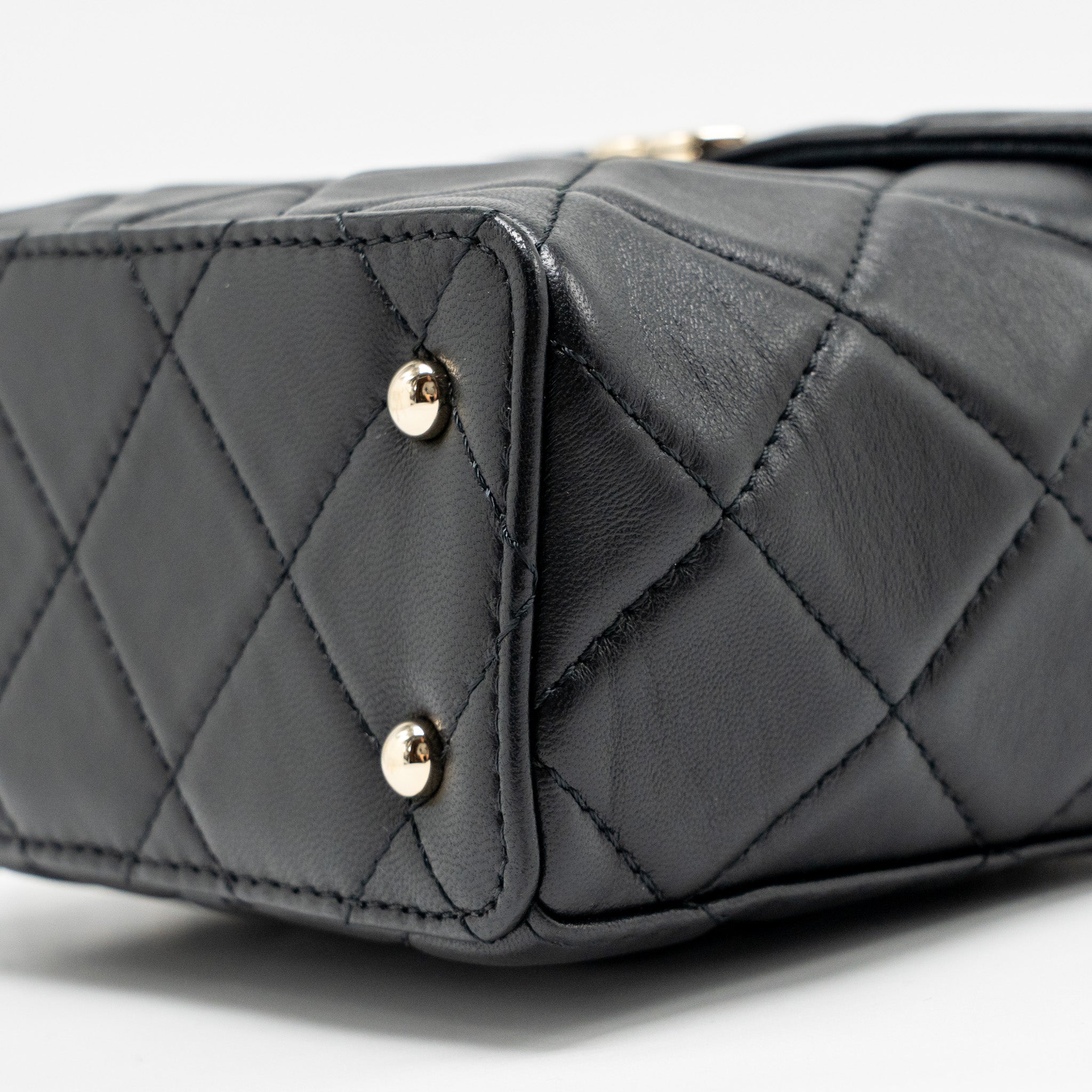 CHANEL FLAP VANITY WITH CHAIN LAMBSKIN BLACK LGWH (MICROCHIP)