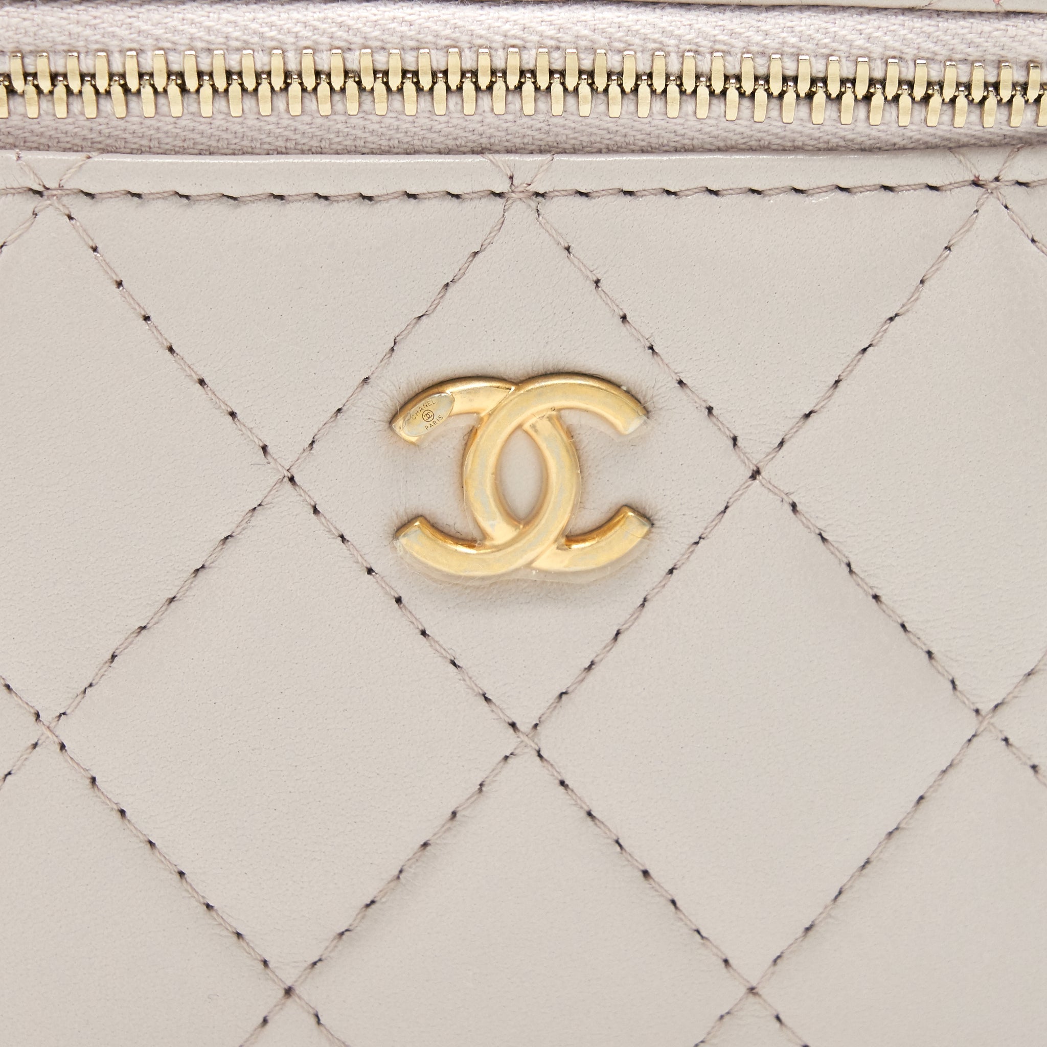 CHANEL 21B LILAC/ LIGHT PURPLE PEARL CRUSH SMALL VANITY CASE WITH CHAIN
