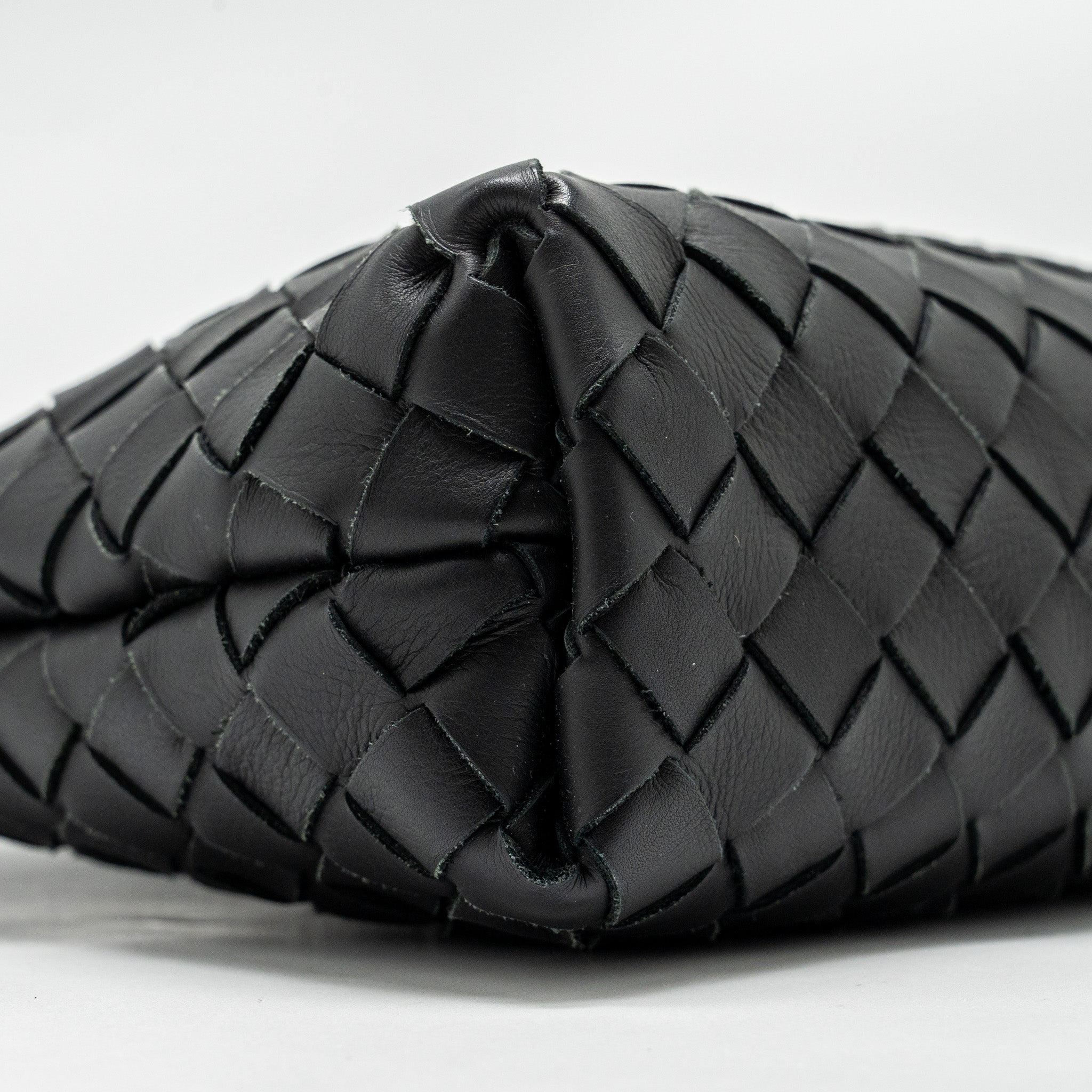 BOTTEGA VENETA INTRECCIATO POUCH CALFSKIN BLACK SHW