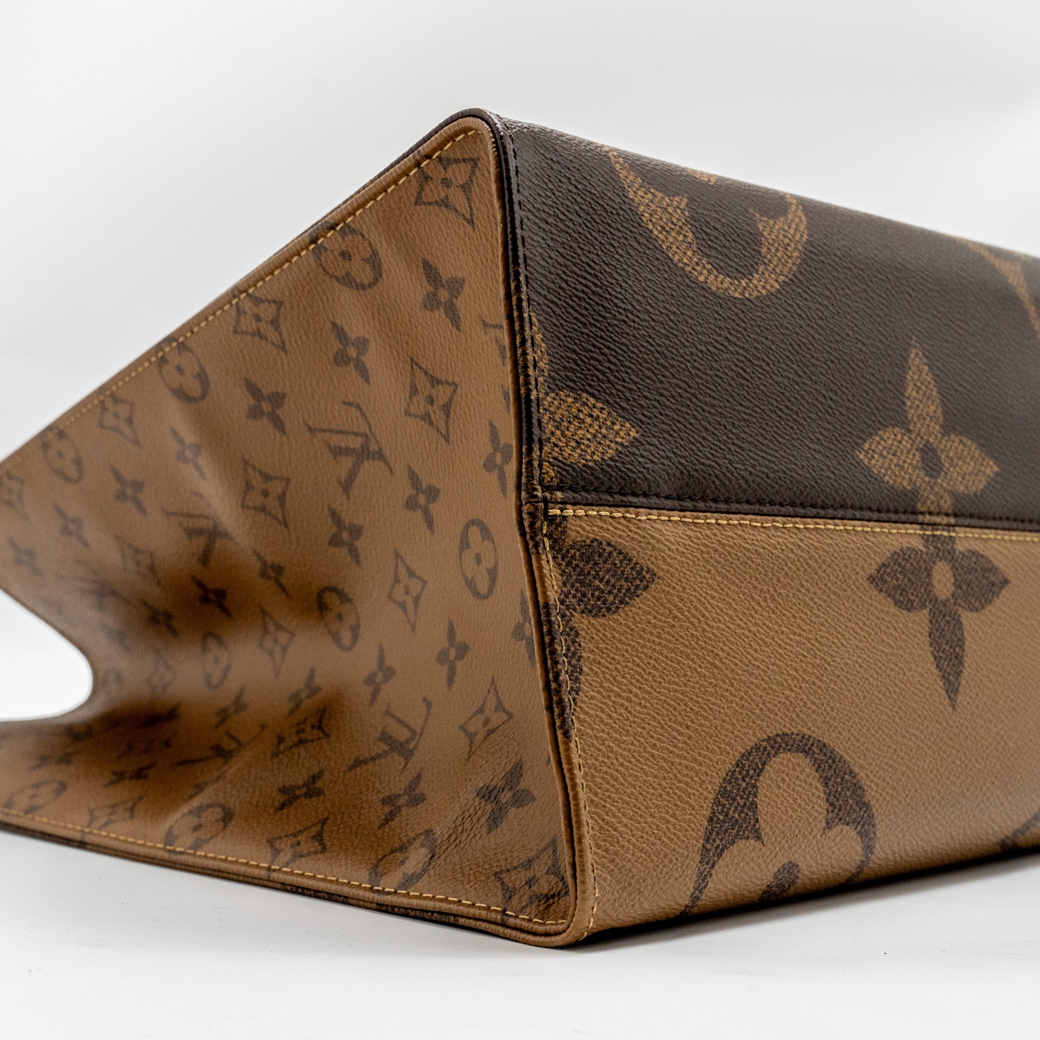 LOUIS VUITTON ONTHEGO GM MONOGRAM CANVAS GHW