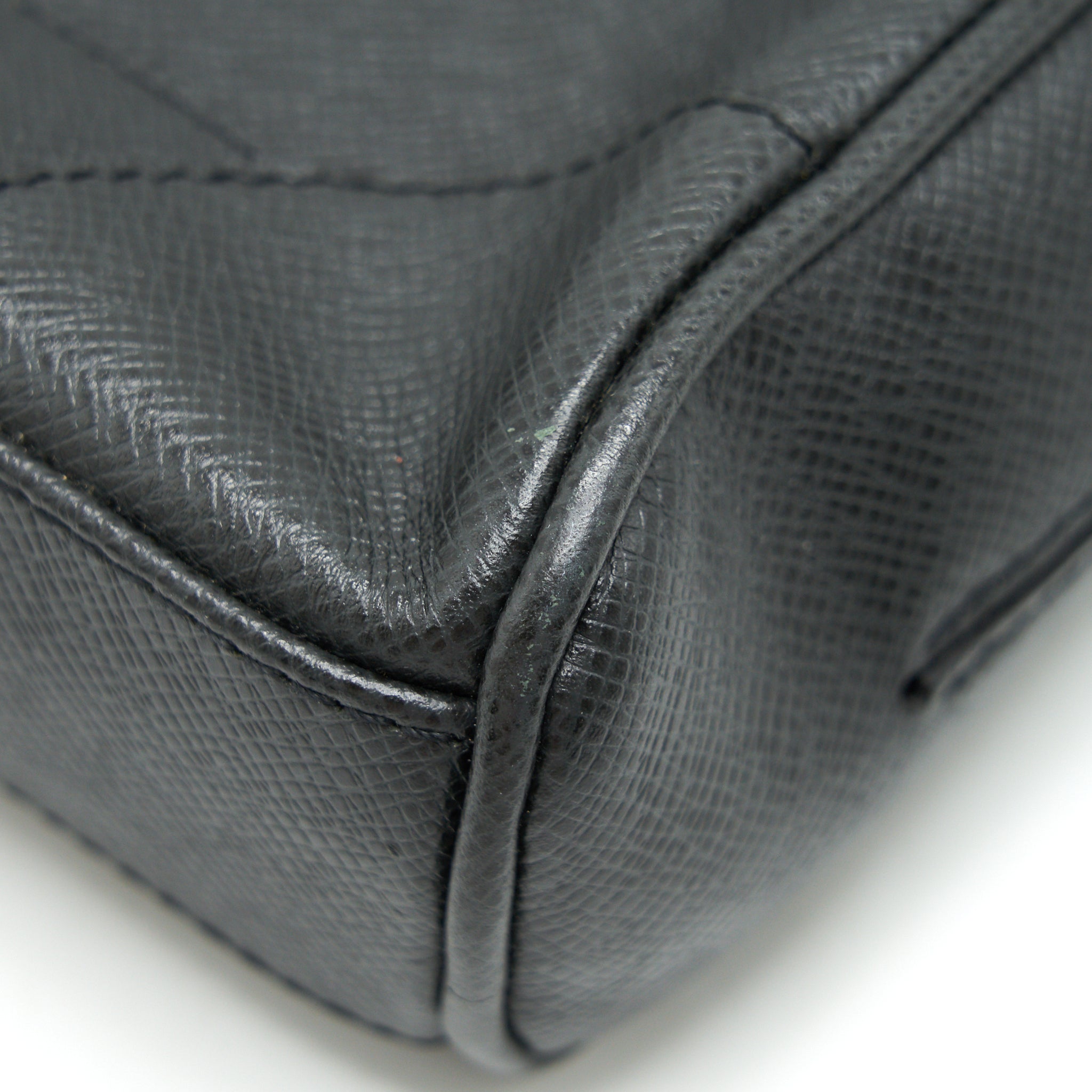 LOUIS VUITTON MEN'S MESSENGER BAG IN BLACK