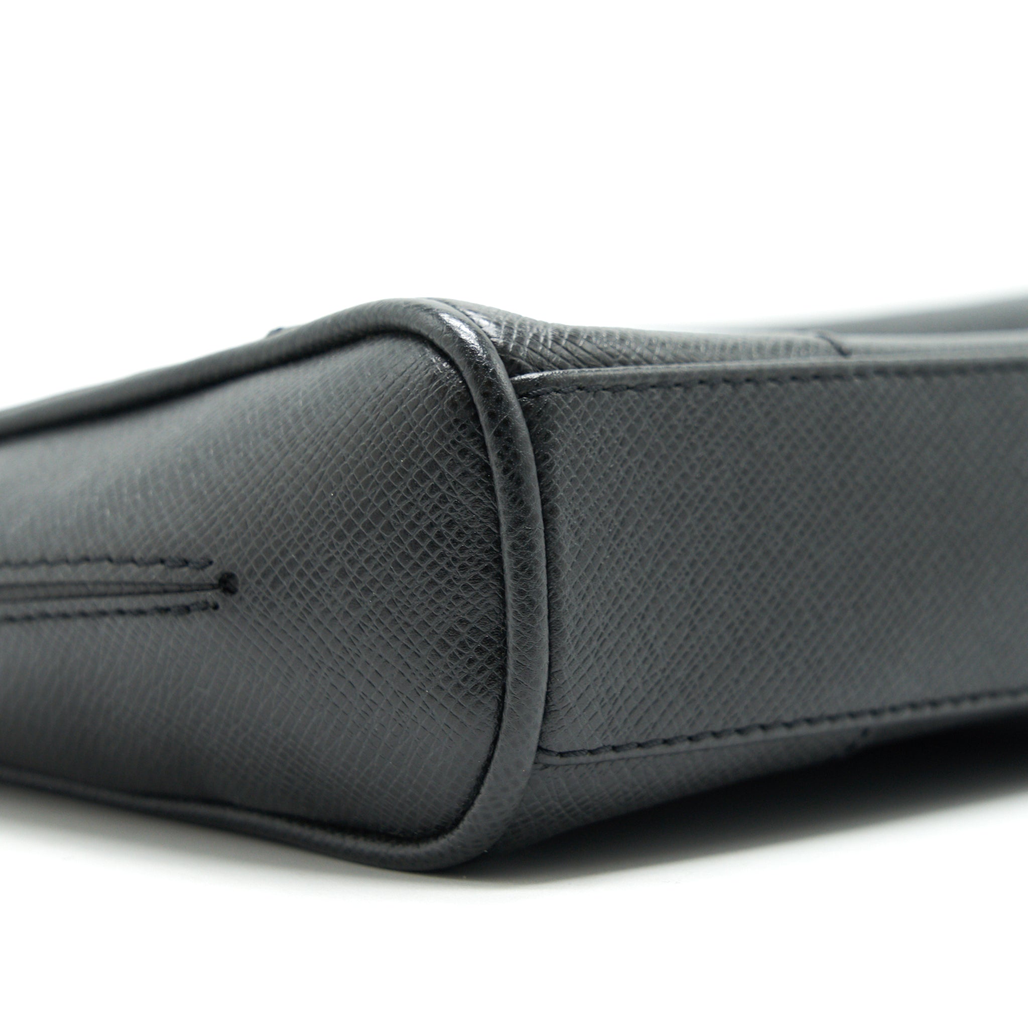 LOUIS VUITTON MEN'S MESSENGER BAG IN BLACK