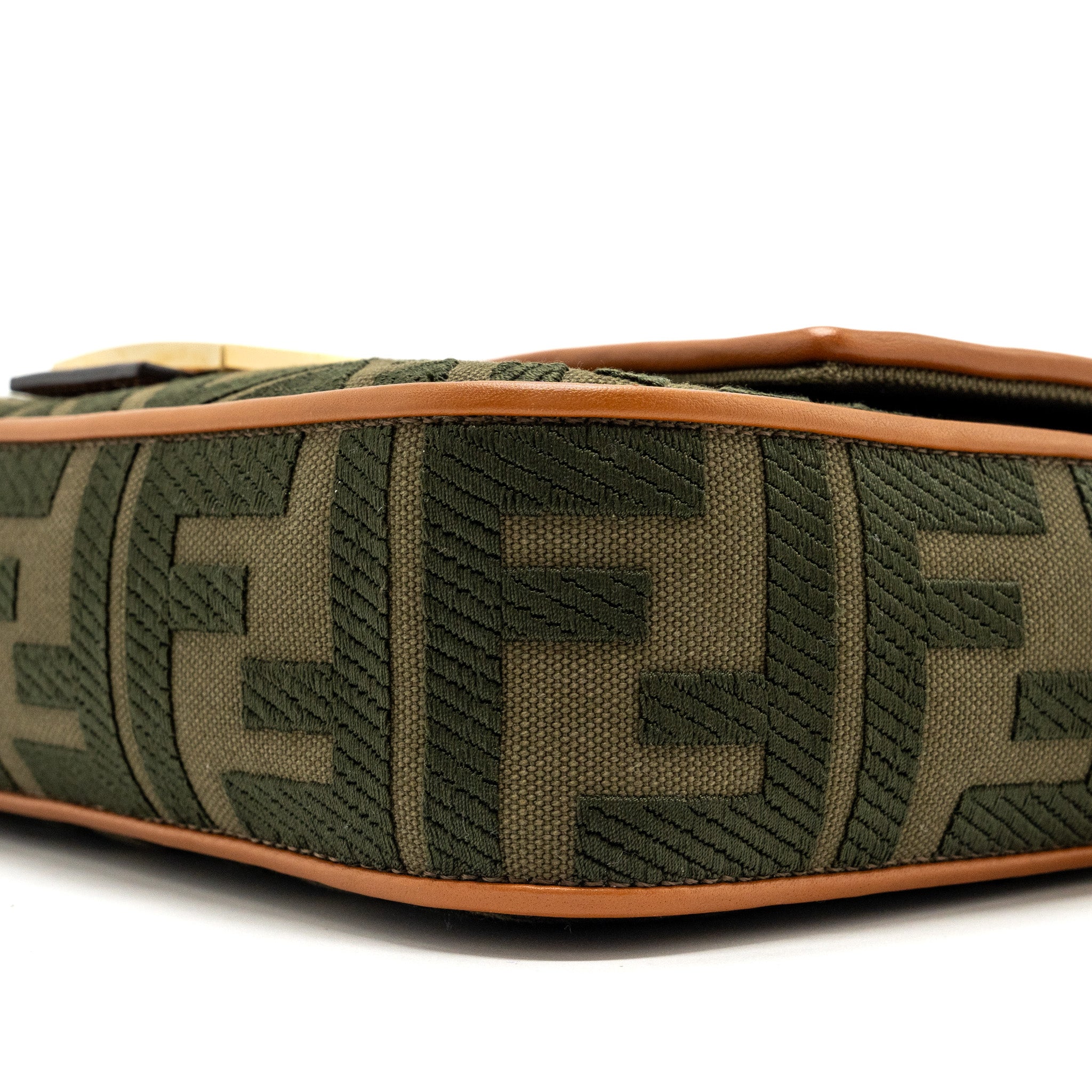 FENDI MEDIUM BAGUETTE BAG CANVAS / CALFSKIN MULTICOLOR GHW