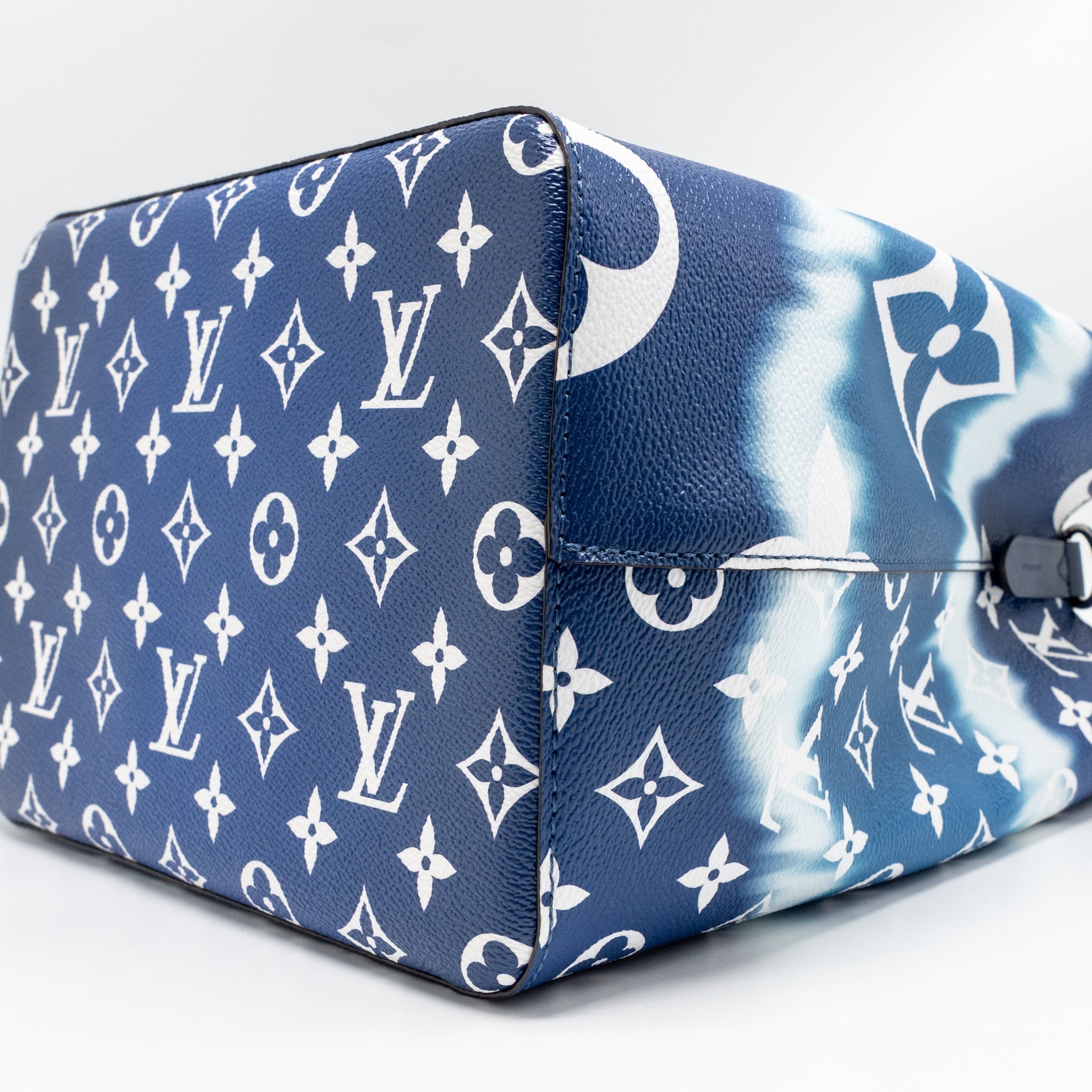 LOUIS VUITTON NEONOE LV ESCALE MM PASTEL GIANT MONOGRAM CANVAS BLUE/WHITE SHW