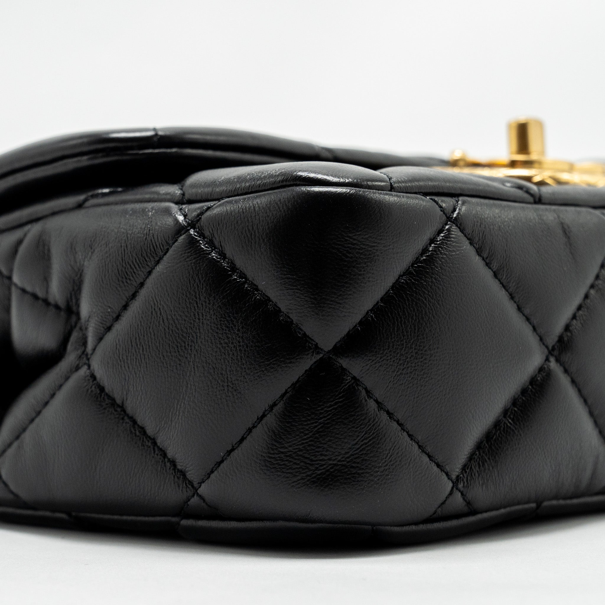 CHANEL 22B MINI FLAPBAG LAMBSKIN BLACK GHW (MICROCHIP)