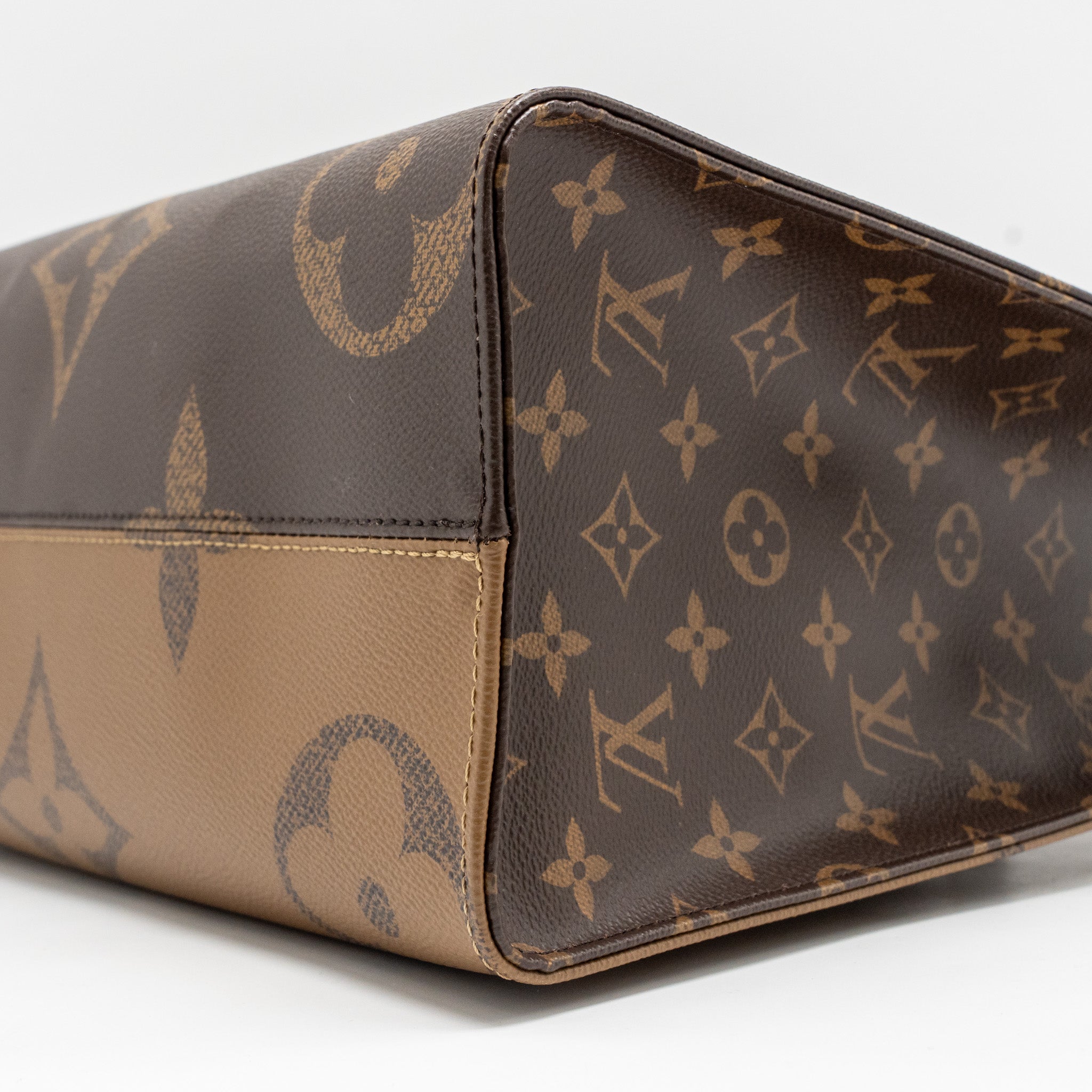 LOUIS VUITTON ONTHEGO MM MONOGRAM CANVAS GHW