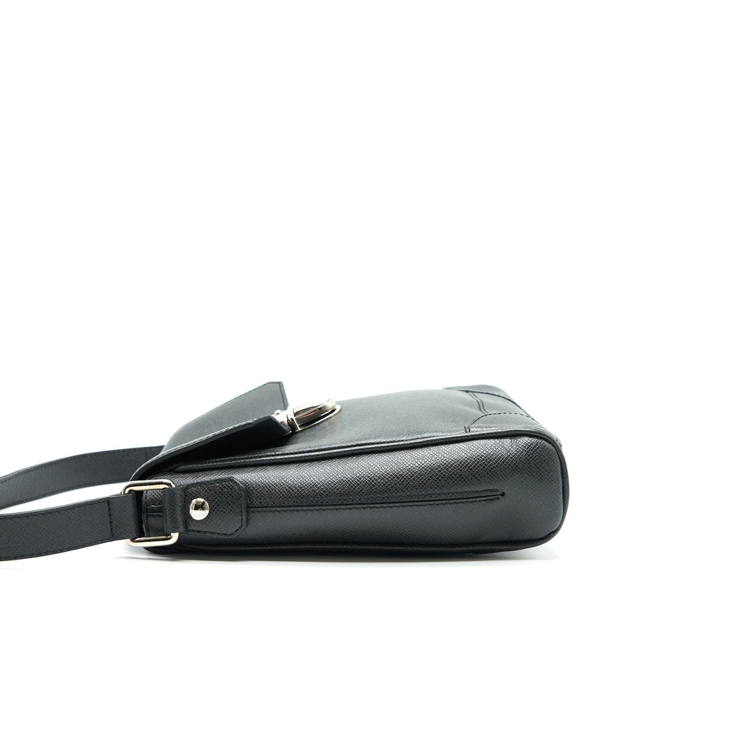 LOUIS VUITTON MEN'S MESSENGER BAG IN BLACK