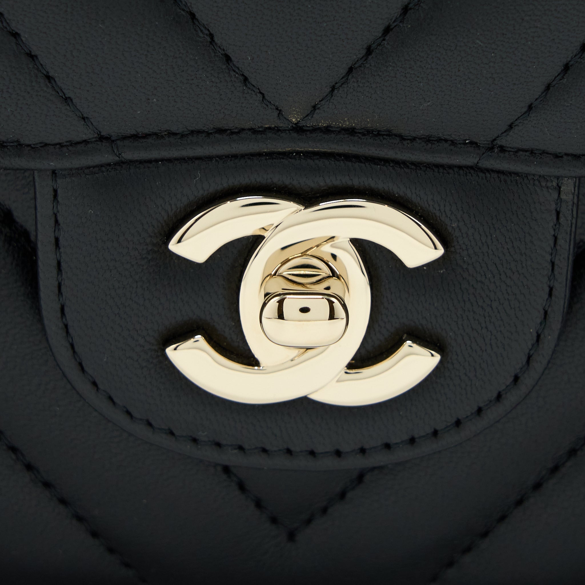 CHANEL MEDIUM CHEVRON CLASSIC DOUBLE FLAP LAMBSKIN BLACK LGHW