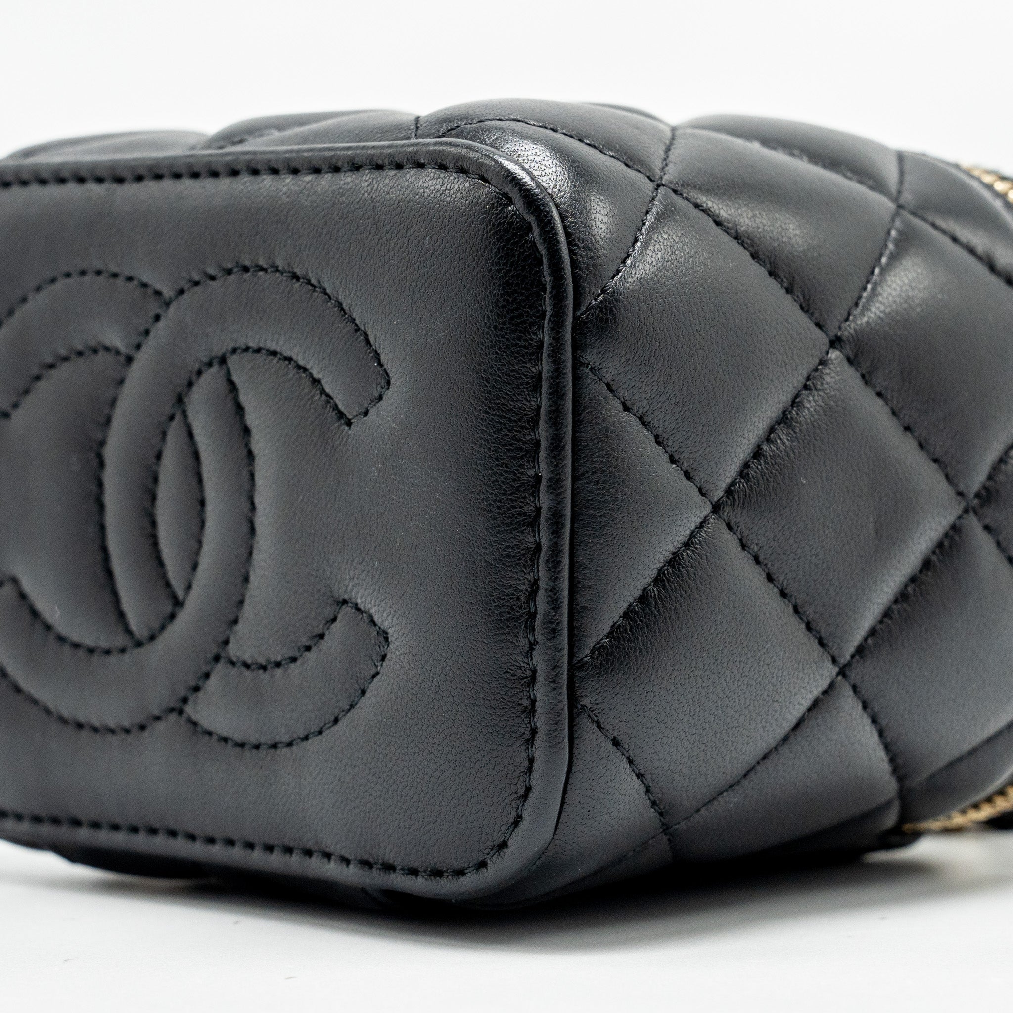 CHANEL TOP HANDLE MINI VANITY CASE WITH CHAIN LAMBSKIN BLACK GHW (MICROCHIP)