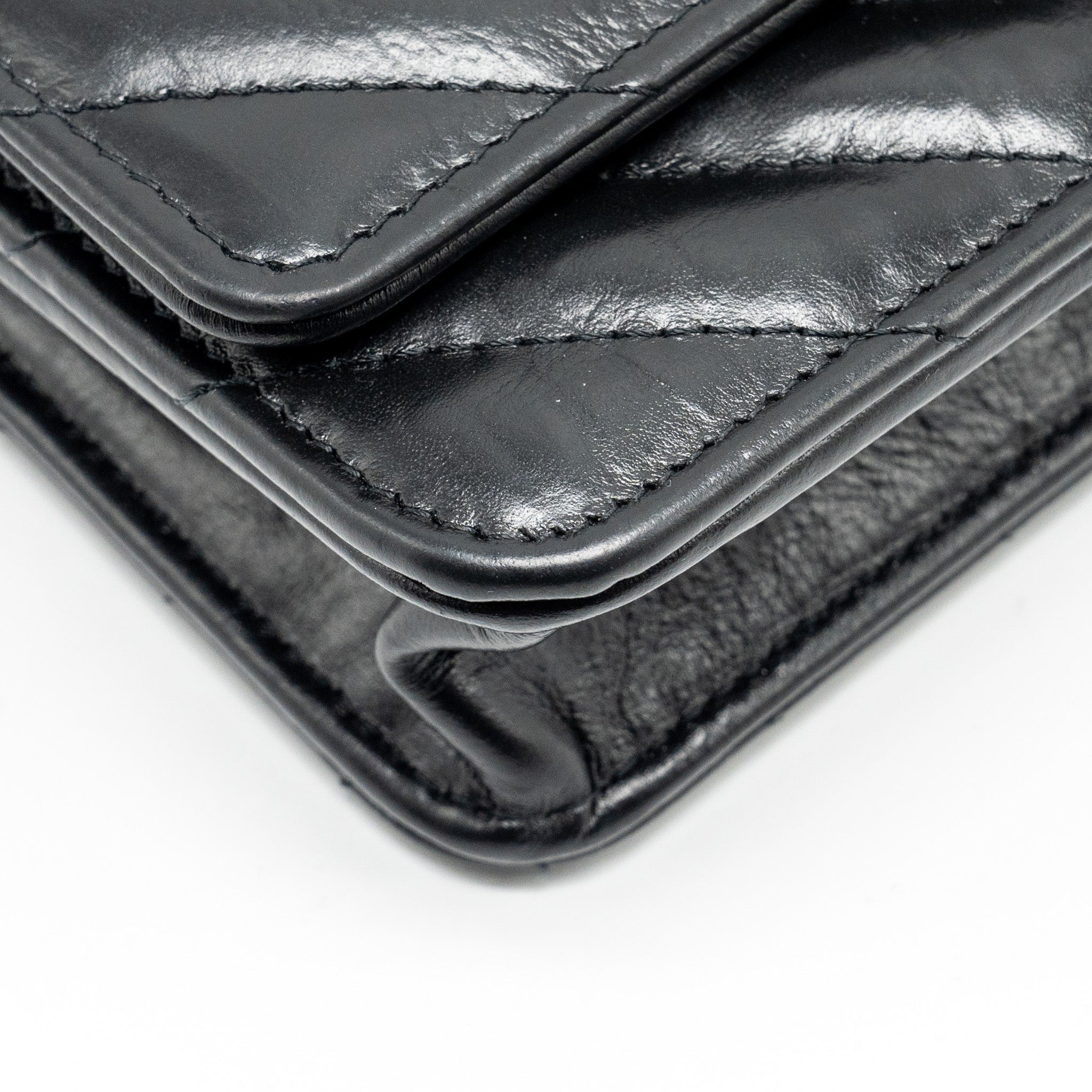 CHANEL CHEVRON 2.55 REISSUE WALLET ON CHAIN AGED CALFSKIN BLACK GHW (MICROCHIP)