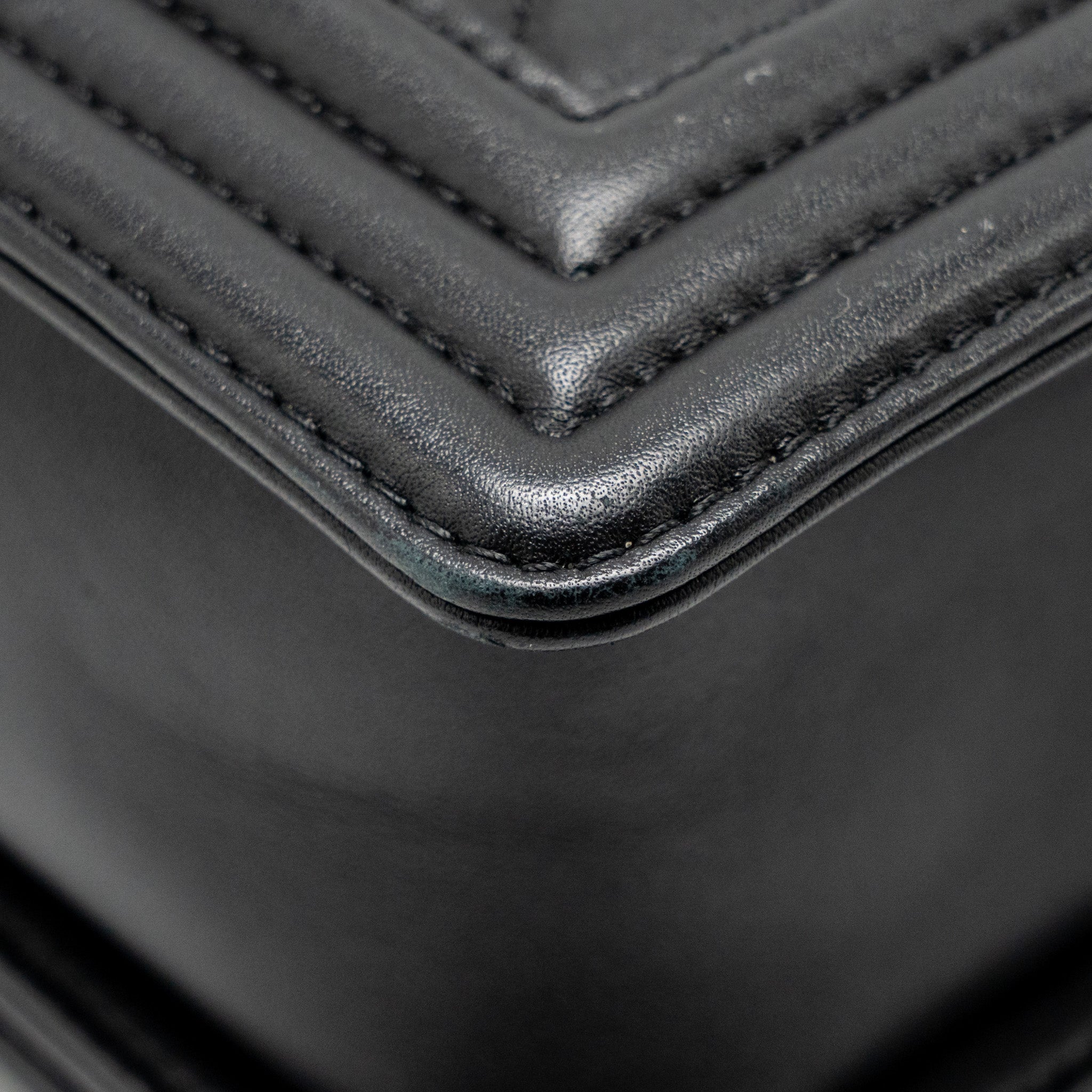 CHANEL NEW MEDIUM BOY BAG CALFSKIN BLACK RUTHENIUM HARDWARE