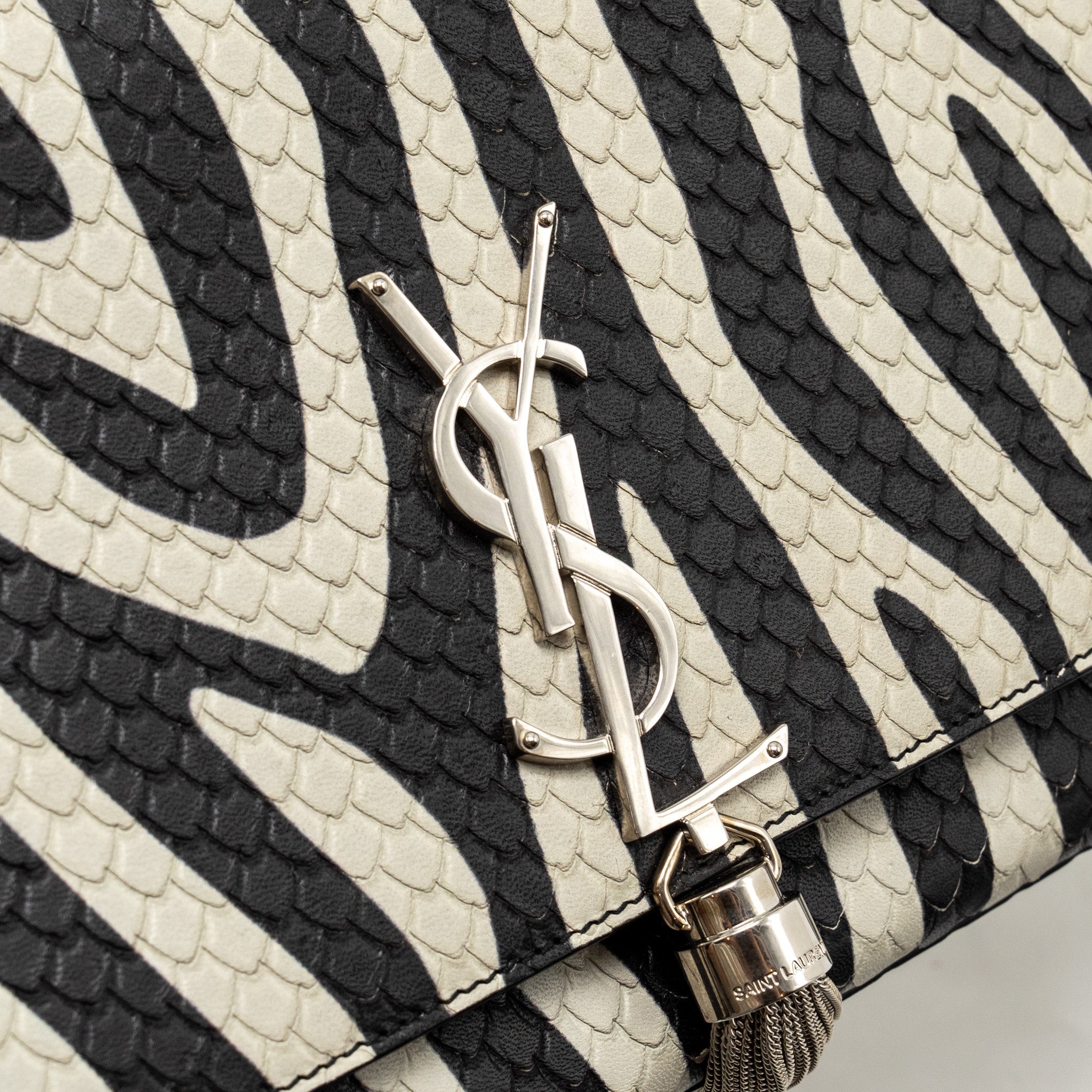 SAINT LAURENT/YSL MEDIUM KATE SHOULDER BAG WITH TASSEL EMBOSSED LEATHER BLACK/WHITE SHW