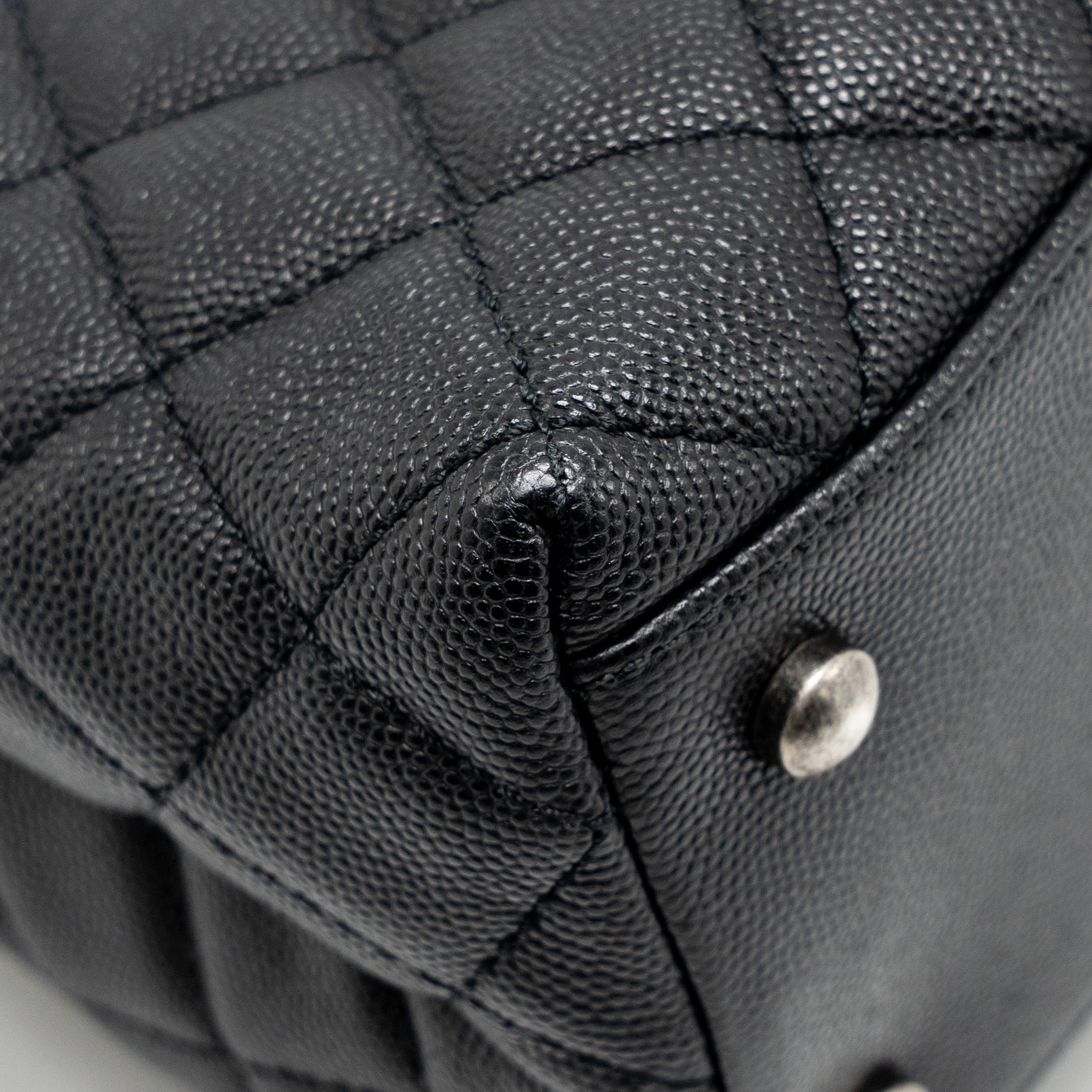 CHANEL MEDIUM COCO HANDLE CAVIAR/LIZARD HANDLE BLACK/BURGUNDY RUTHENIUM HARDWARE
