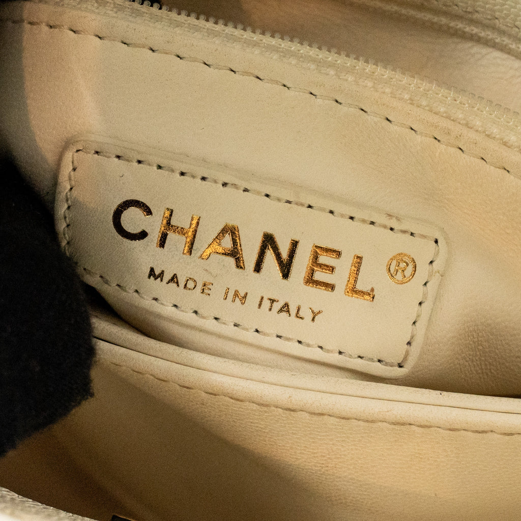 CHANEL MINI COCO HANDLE CAVIAR WHITE LGHW (MICROCHIP)