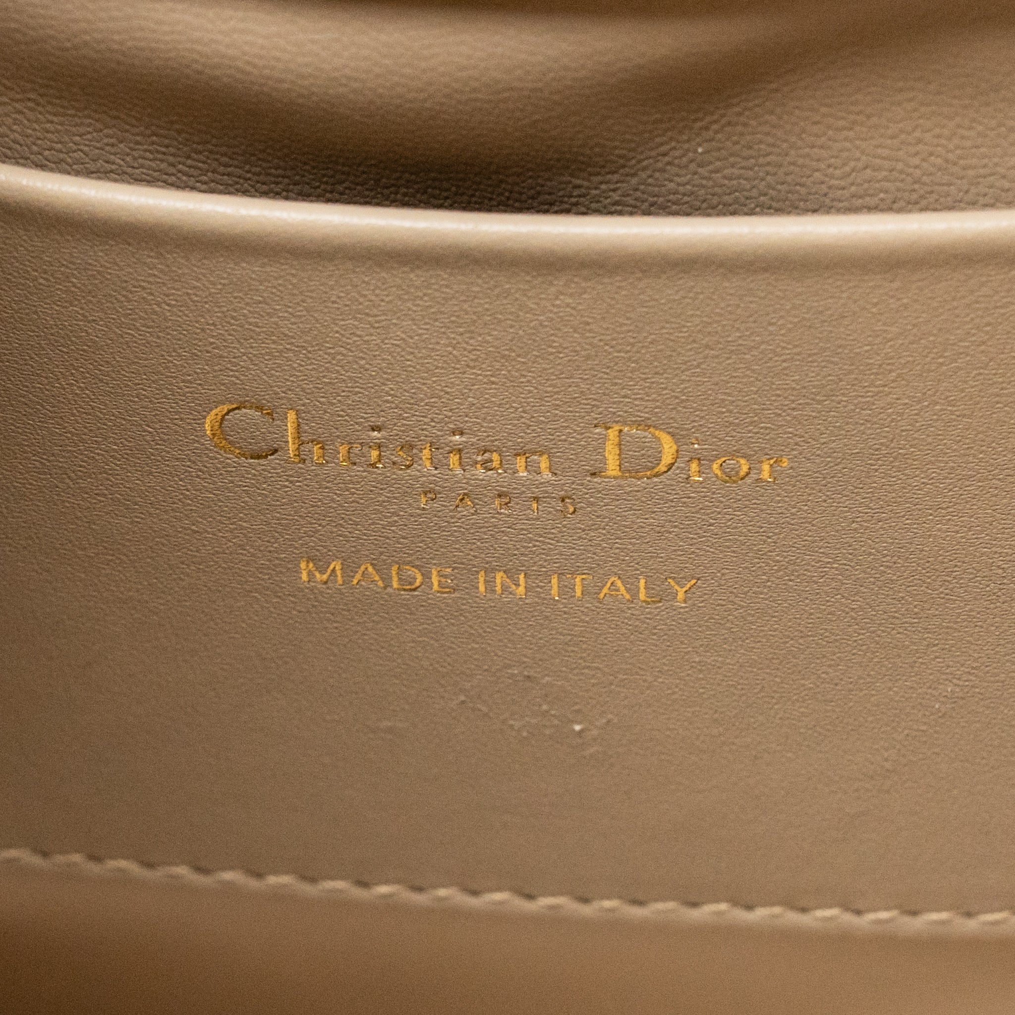 DIOR SMALL DIOR TOUJOURS VERTICAL TOTE BAG MACROCANNAGE CALFSKIN POWDER BEIGE LGHW