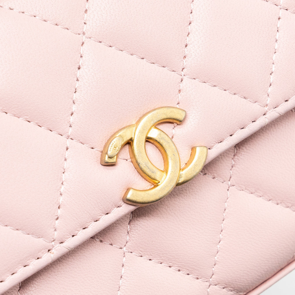 CHANEL 22B FLAP BAG WITH ENAMEL TOP HANDLE LAMBSKIN LIGHT PINK GHW (MICROCHIP)