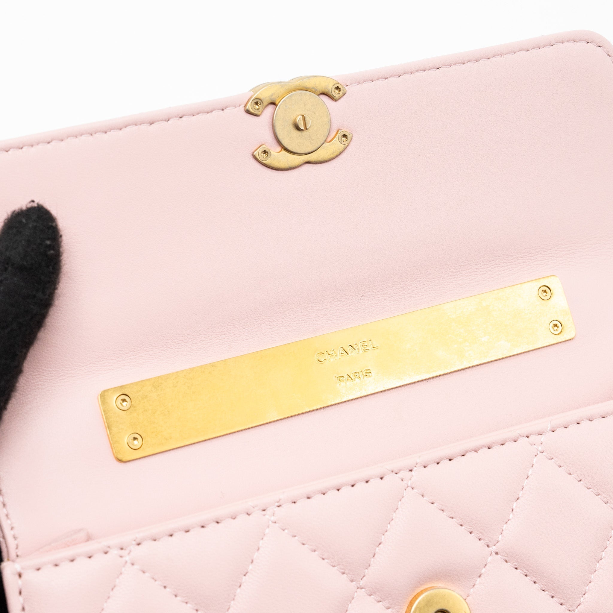 CHANEL 22B FLAP BAG WITH ENAMEL TOP HANDLE LAMBSKIN LIGHT PINK GHW (MICROCHIP)