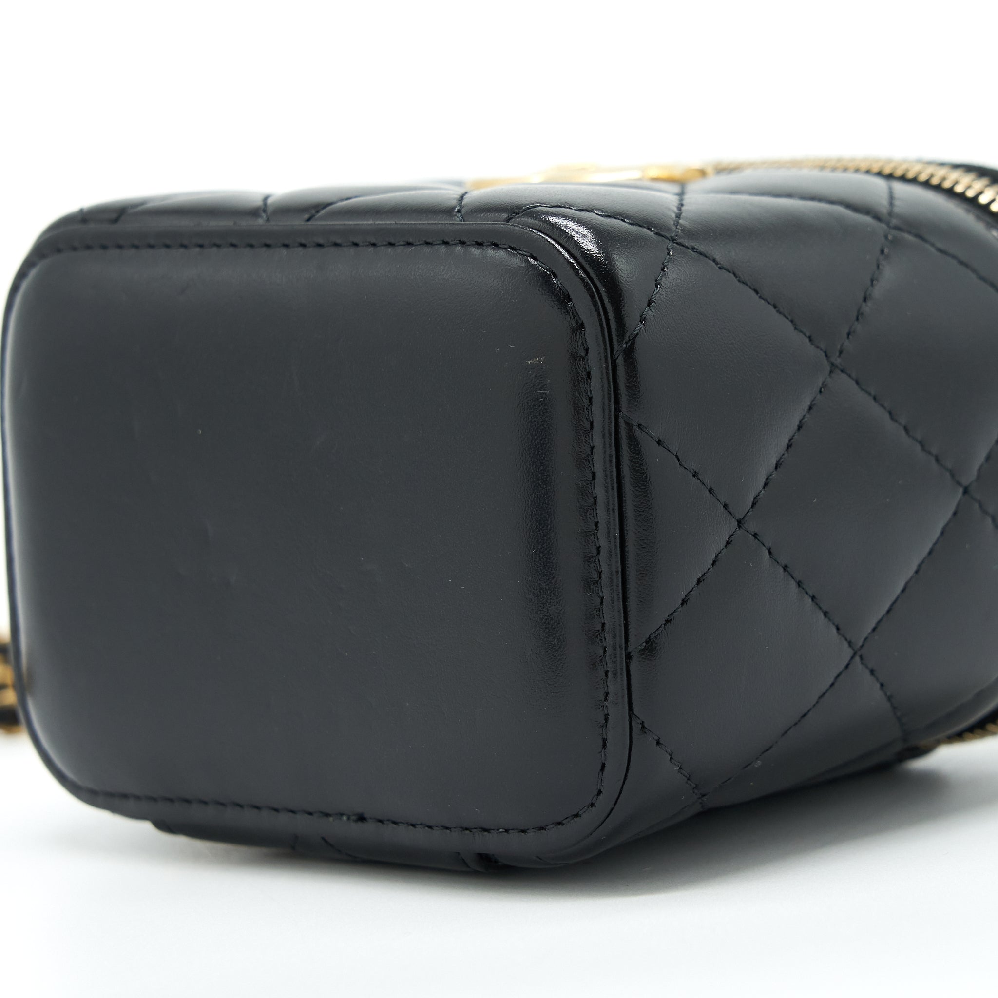 CHANEL 21A GOLD CRUSH MINI VANITY CASE CALFSKIN BLACK GHW