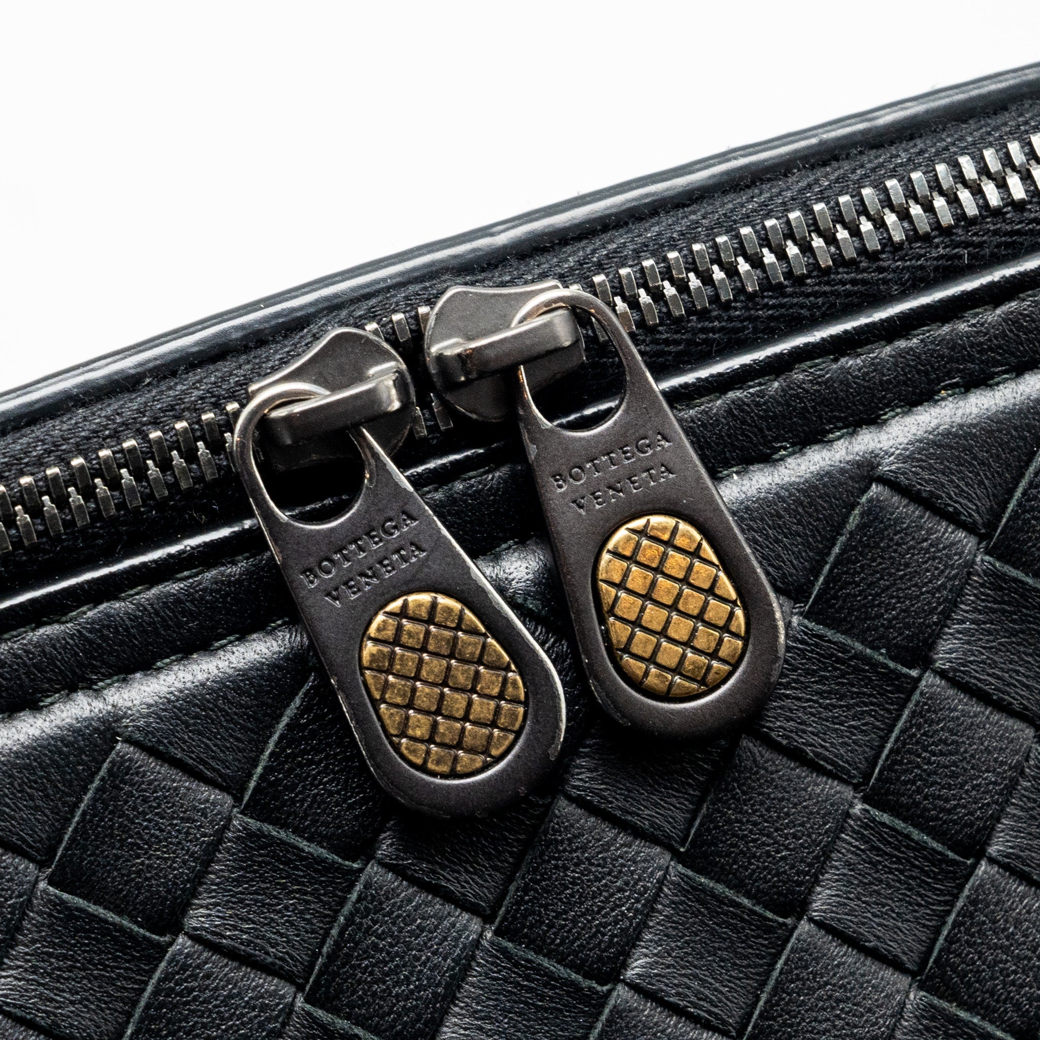 BOTTEGA VENETA SMALL ZIP CLUTCH WITH CHAIN LAMBSKIN BLACK RUTHENIUM HARDWARE