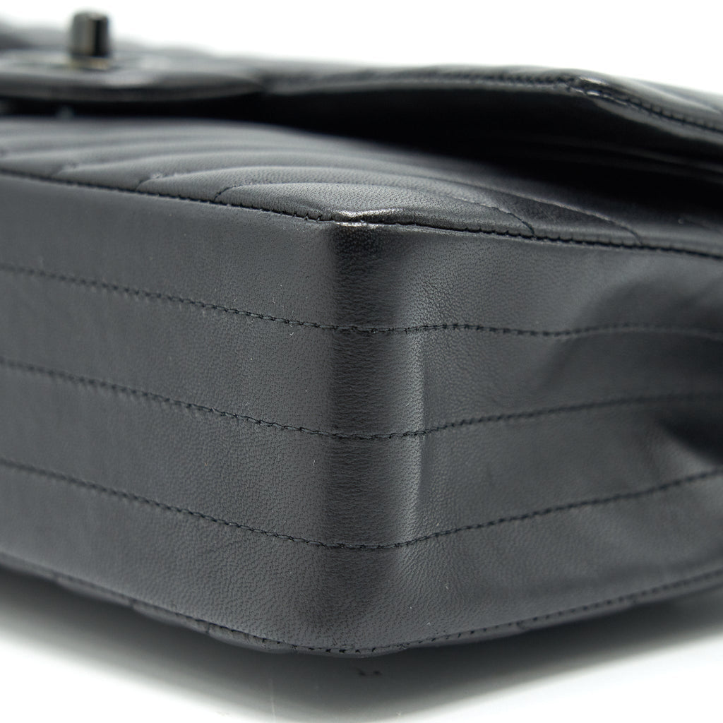 CHANEL CHEVRON MEDIUM CLASSIC DOUBLE FLAP BAG SO BLACK