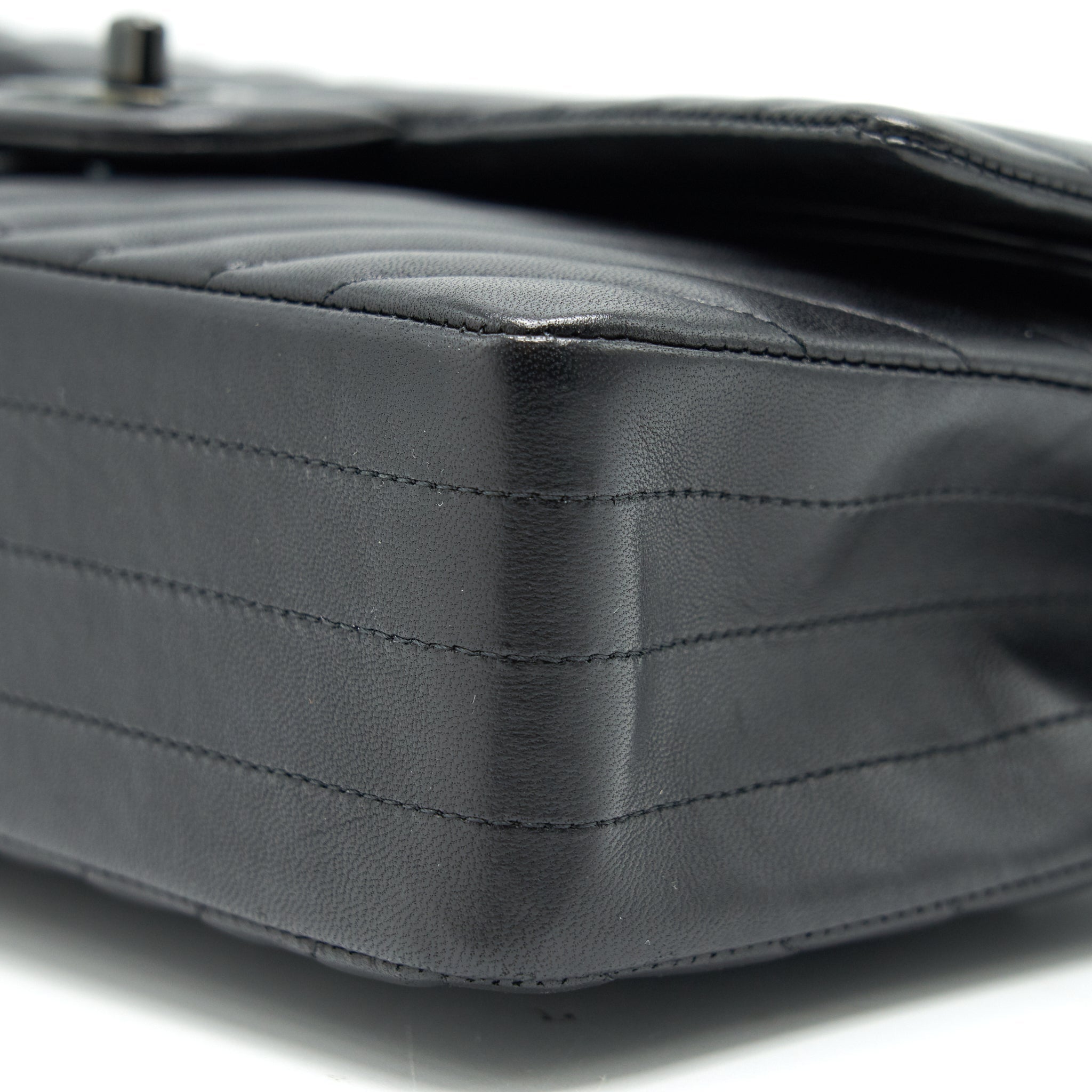 CHANEL CHEVRON MEDIUM CLASSIC DOUBLE FLAP BAG SO BLACK