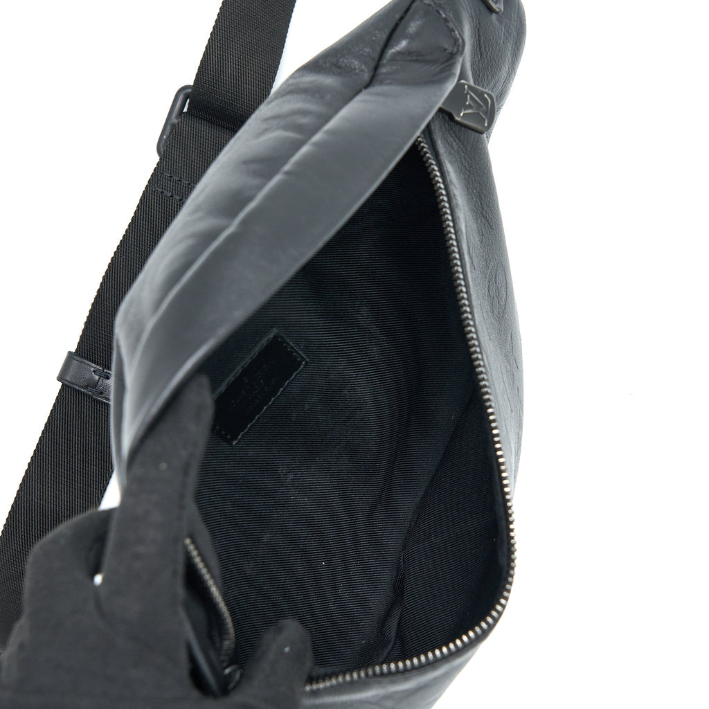 LOUIS VUITTON DISCOVERY BUMBAG PM MONOGRAM SHADOW CALFSKIN BLACK/BLACK HARDWARE