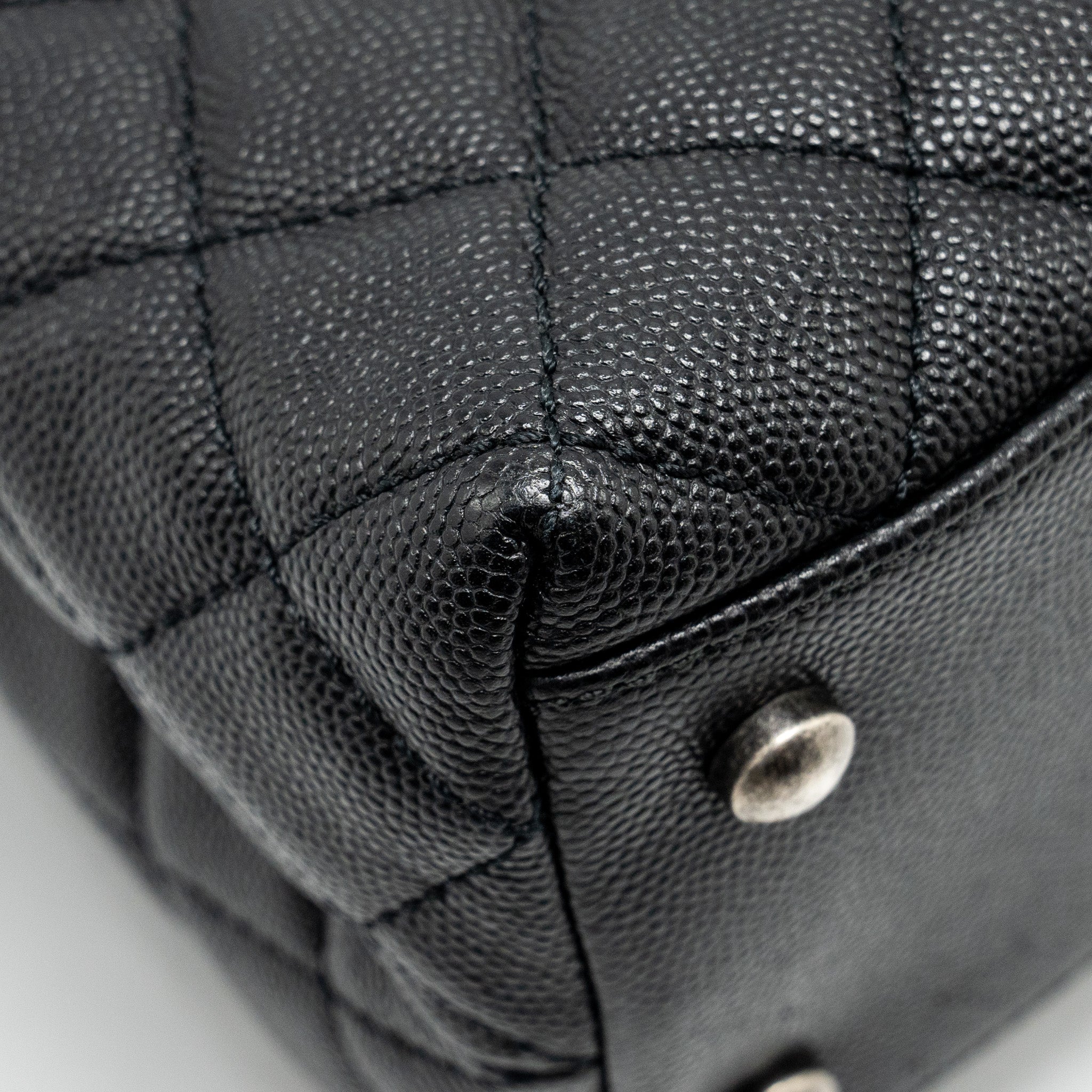 CHANEL MEDIUM COCO HANDLE CAVIAR / LIZARD HANDLE BLACK / BURGUNDY RUTHENIUM HARDWARE