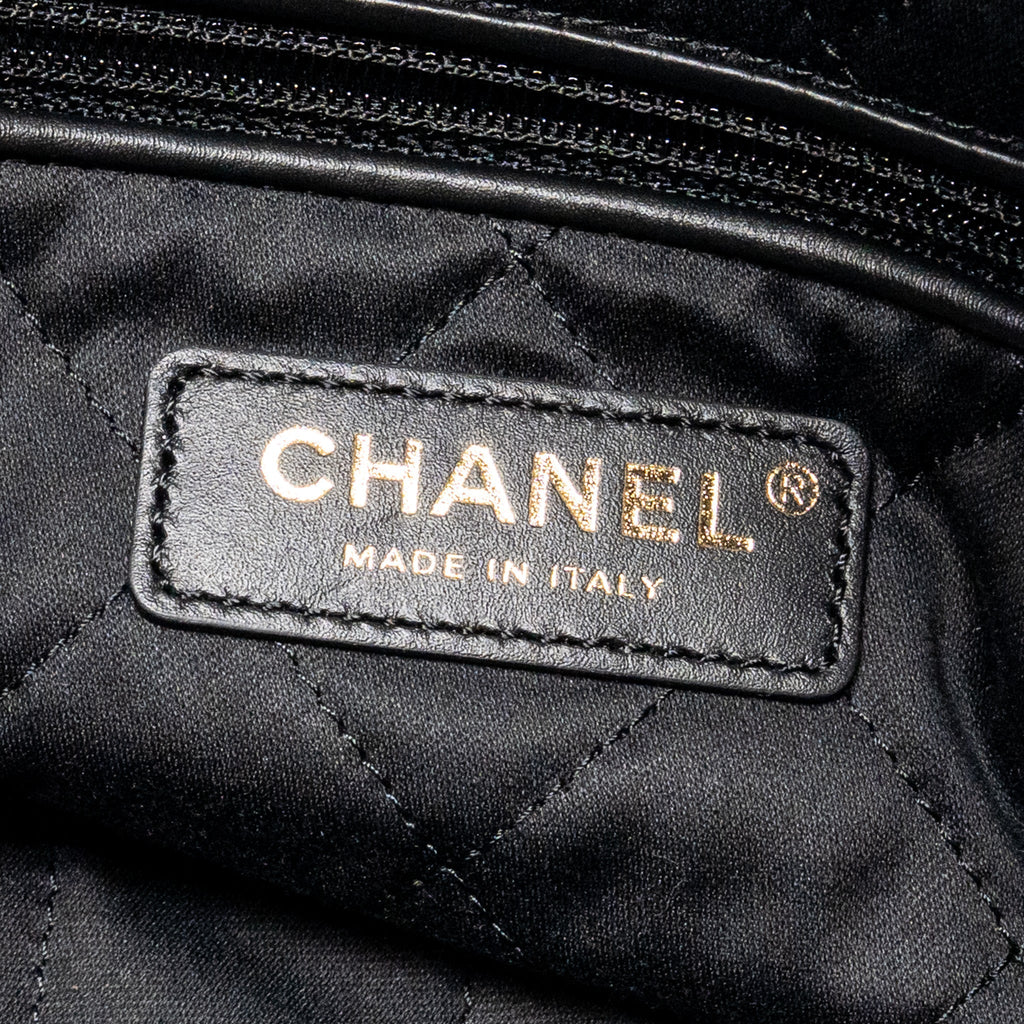 CHANEL MEDIUM 22 BAG WHITE STITCHING CALFSKIN BLACK GHW (MICROCHIP)