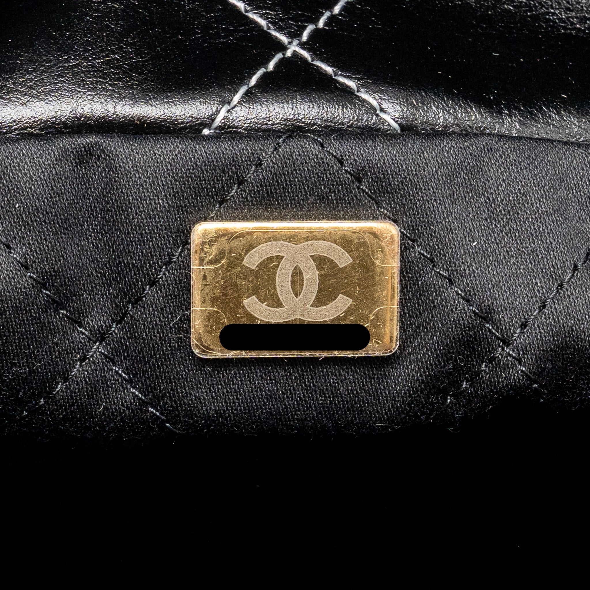 CHANEL MEDIUM 22 BAG WHITE STITCHING CALFSKIN BLACK GHW (MICROCHIP)