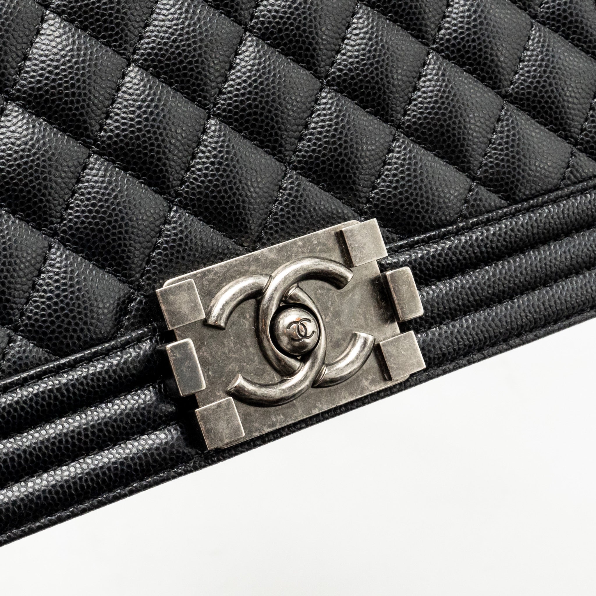 CHANEL MEDIUM BOY BAG CAVIAR BLACK SHW (MICROCHIP)