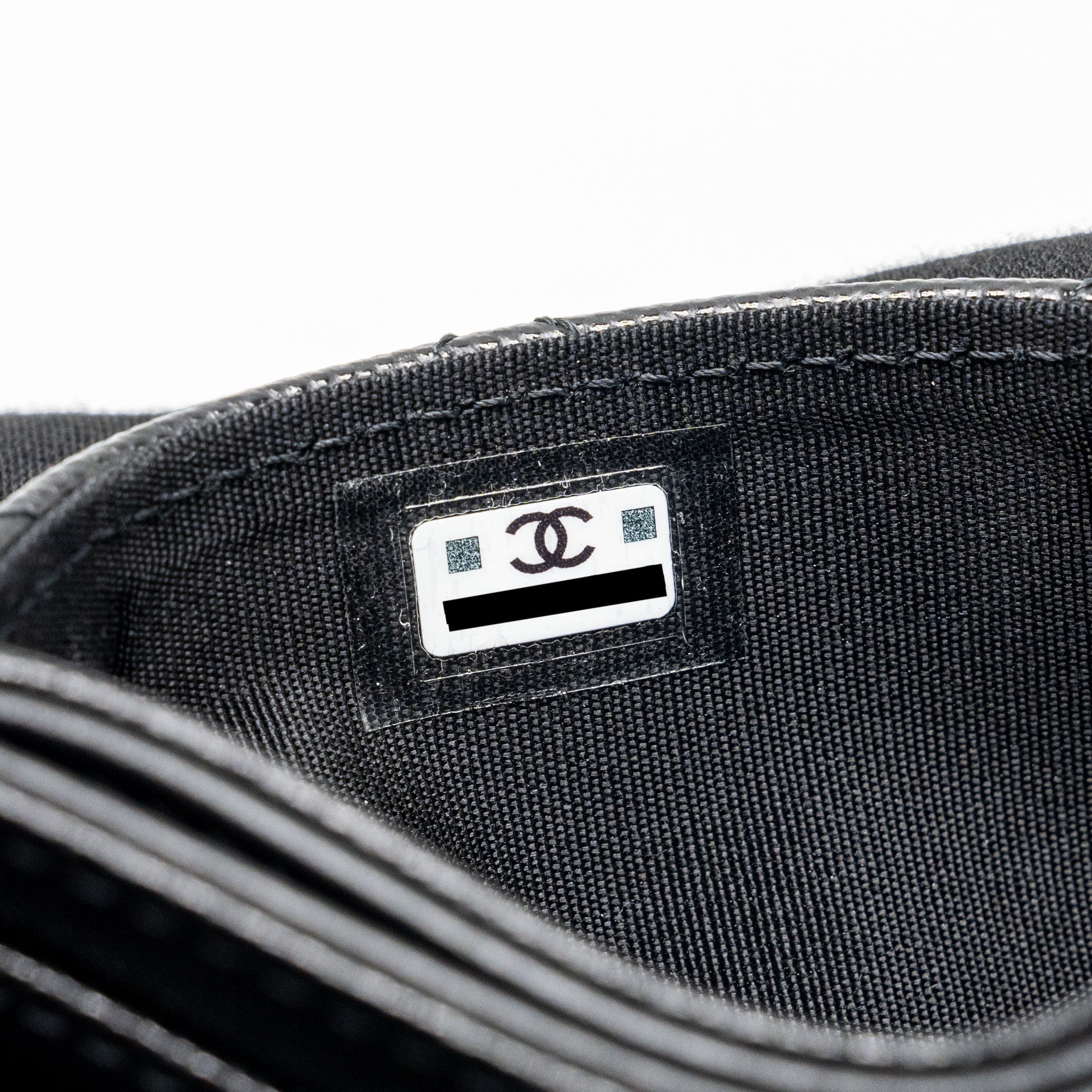 CHANEL GIANT DETAILED CC LOGO CARD HOLDER CAVIAR BLACK LGHW (MICROCHIP)