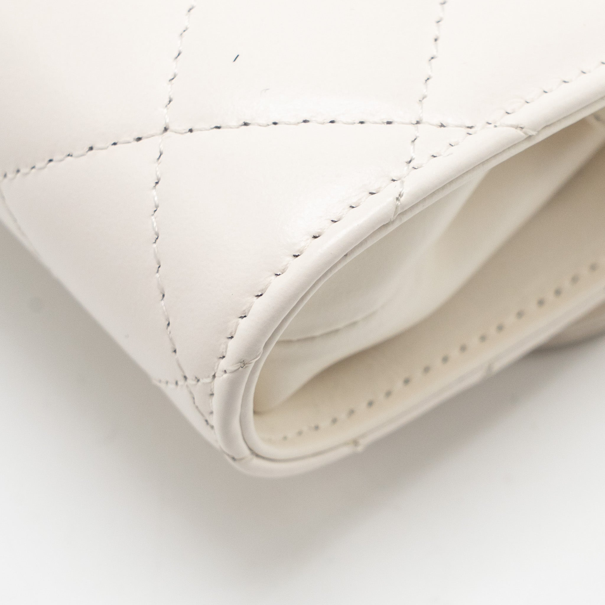 CHANEL TOP HANDLE FLAP KISS LOCK MINI CLUTCH WITH CHAIN LAMBSKIN WHITE LGHW (MICROCHIP)