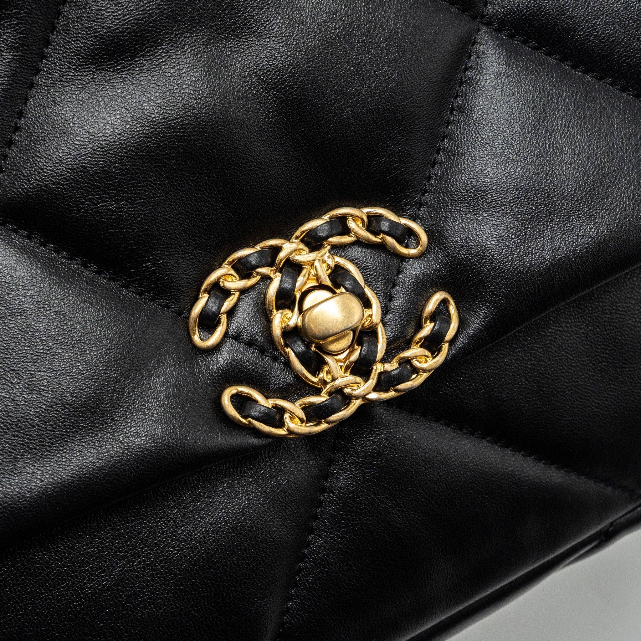 CHANEL SMALL 19 BAG LAMBSKIN BLACK MULTICOLOUR HARDWARE (MICROCHIP)