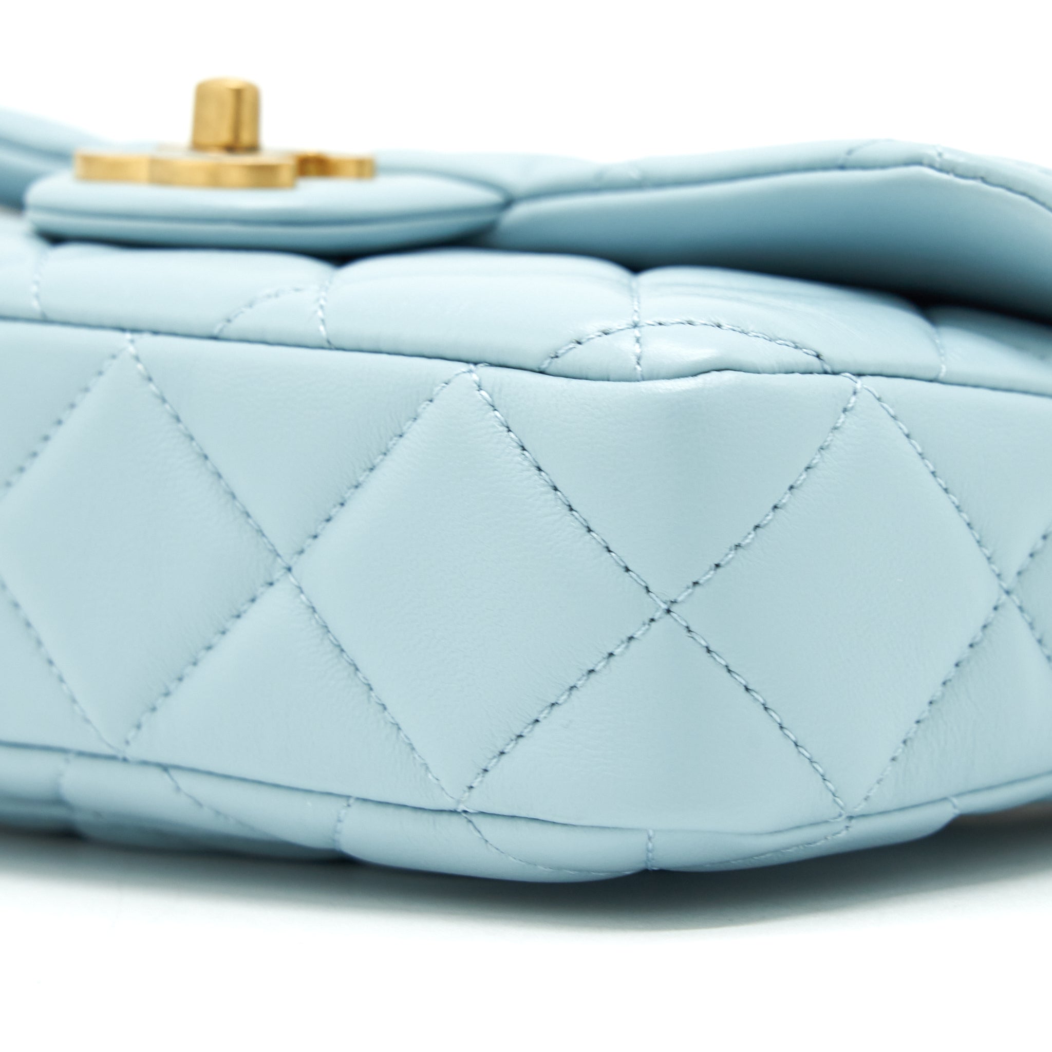CHANEL 22P ENEMAL SMALL FLAP BAG LAMBSKIN LIGHT BLUE GOLD/BLUE HARDWARE