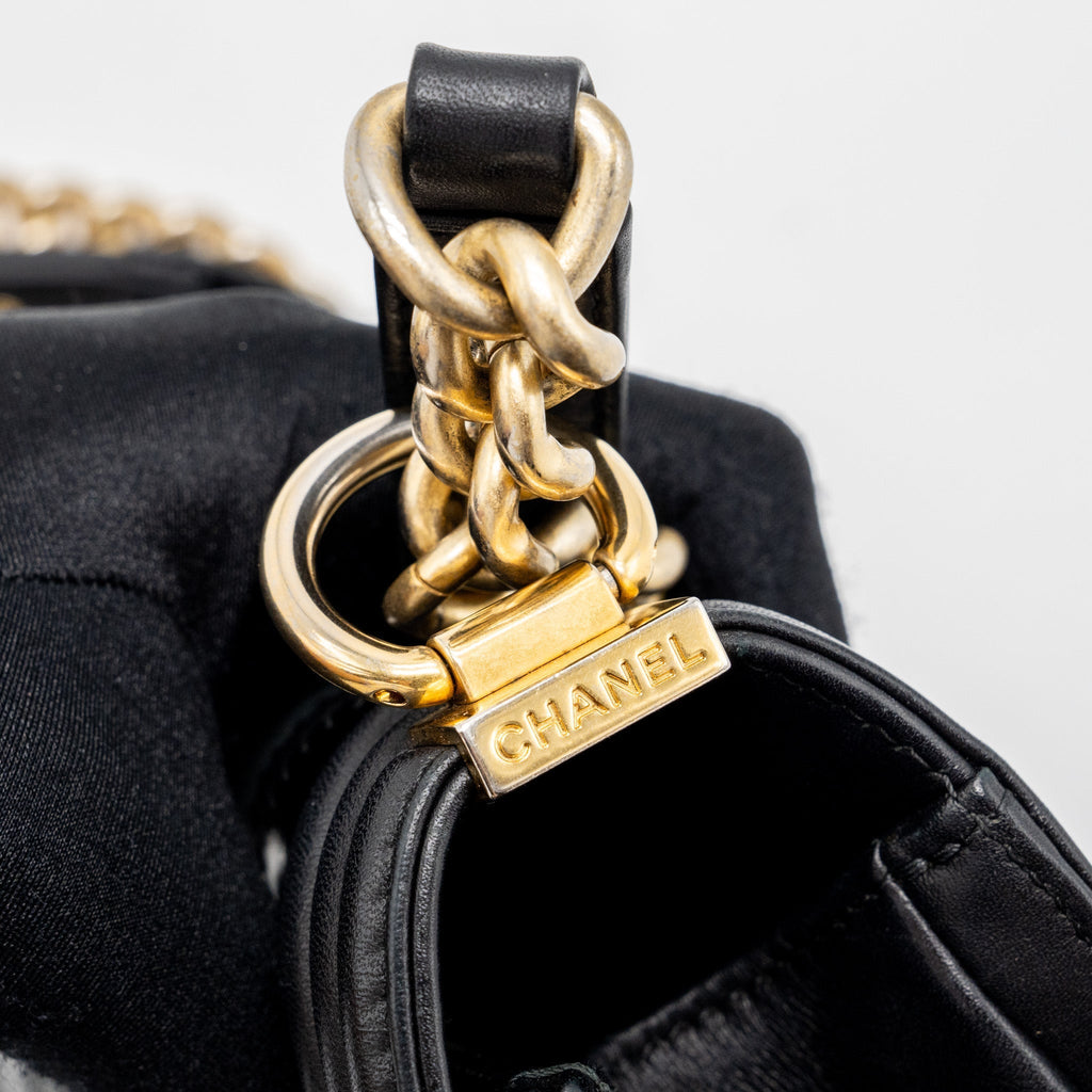 CHANEL MEDIUM BOY BAG CHEVRON CALFSKIN BLACK GHW