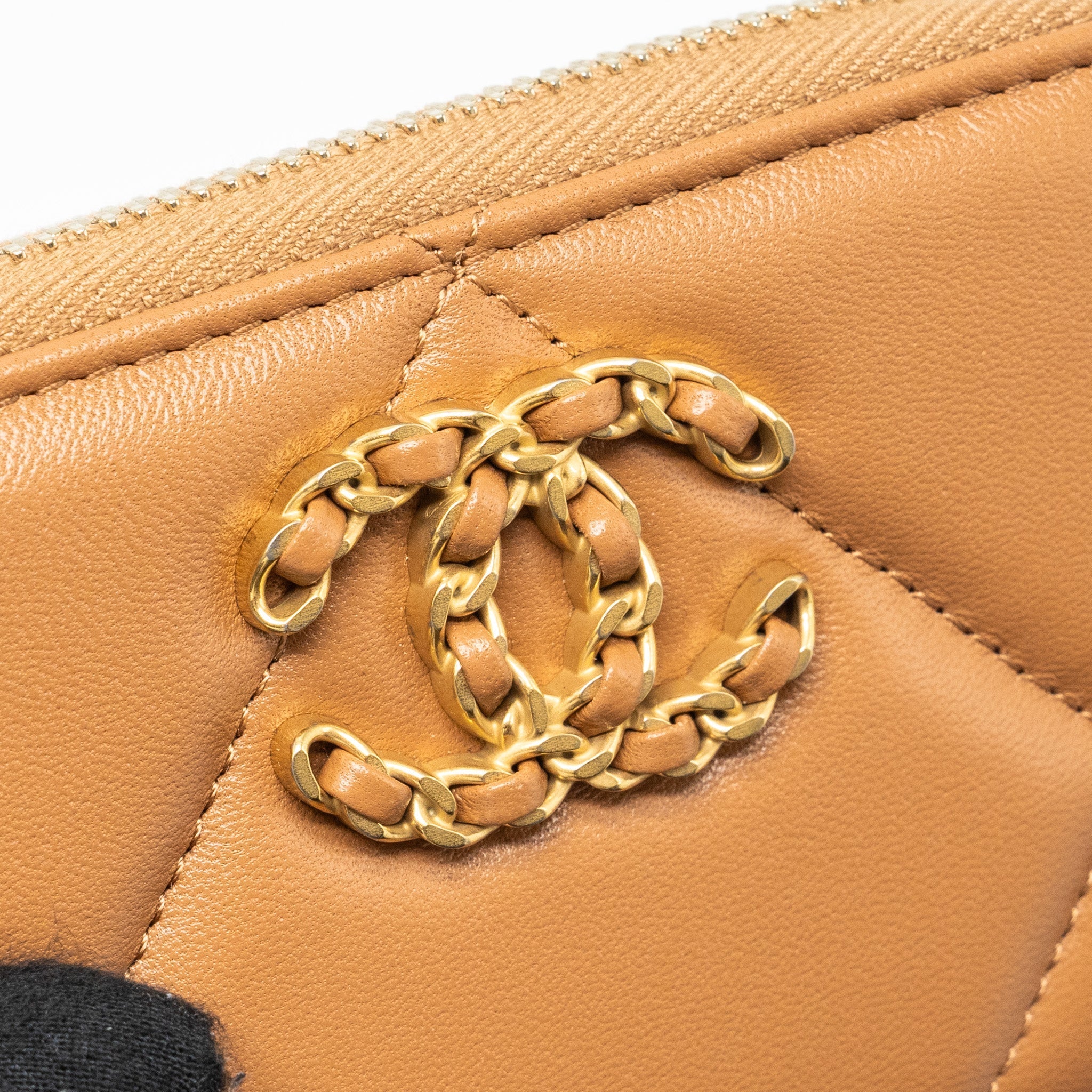 CHANEL 19 ZIP CARD HOLDER LAMBSKIN BEIGE GHW (MICROCHIP)